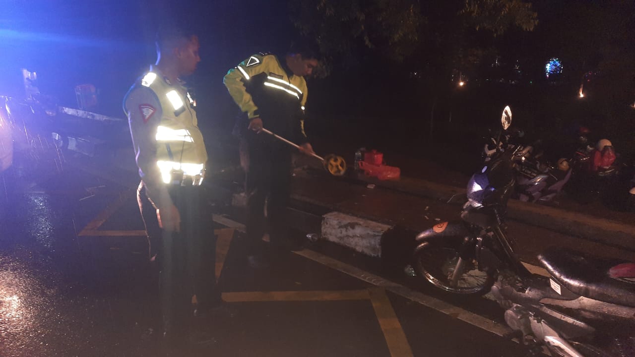 Unit Gakkum Sat Lantas Polres Bogor Tangani Kecelakaan Lalu Lintas Di Gunung Mas Puncak Kabupaten Bogor
