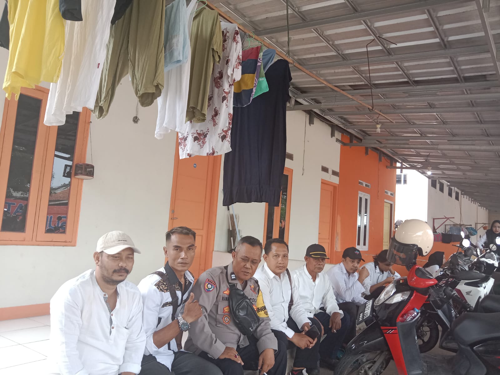 Bhabinkamtibmas Wilayah Hukum Polsek Klapanunggal Laksanakan Giat Cooling Sistem Sambang Tokoh Masyarakat Dan Warga Beri Himbauan Kamtibmas Ajak Kondusifitas Pilkada Serentak 2024 Mantap Praja Yang Masih Berjalan