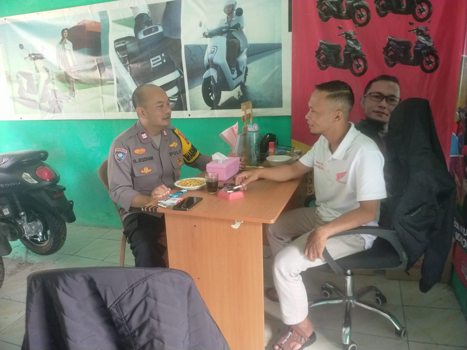 Bhabinkamtibmas Wilayah Hukum Polsek Tamansari Desa Tamansari Giat Cooling Sistem Sambang Warga Binaan Ajak Jaga Kondusifitas Wilayah Dan Pilkada Serentak 2024 Mantap Praja Yang Masih Berjalan