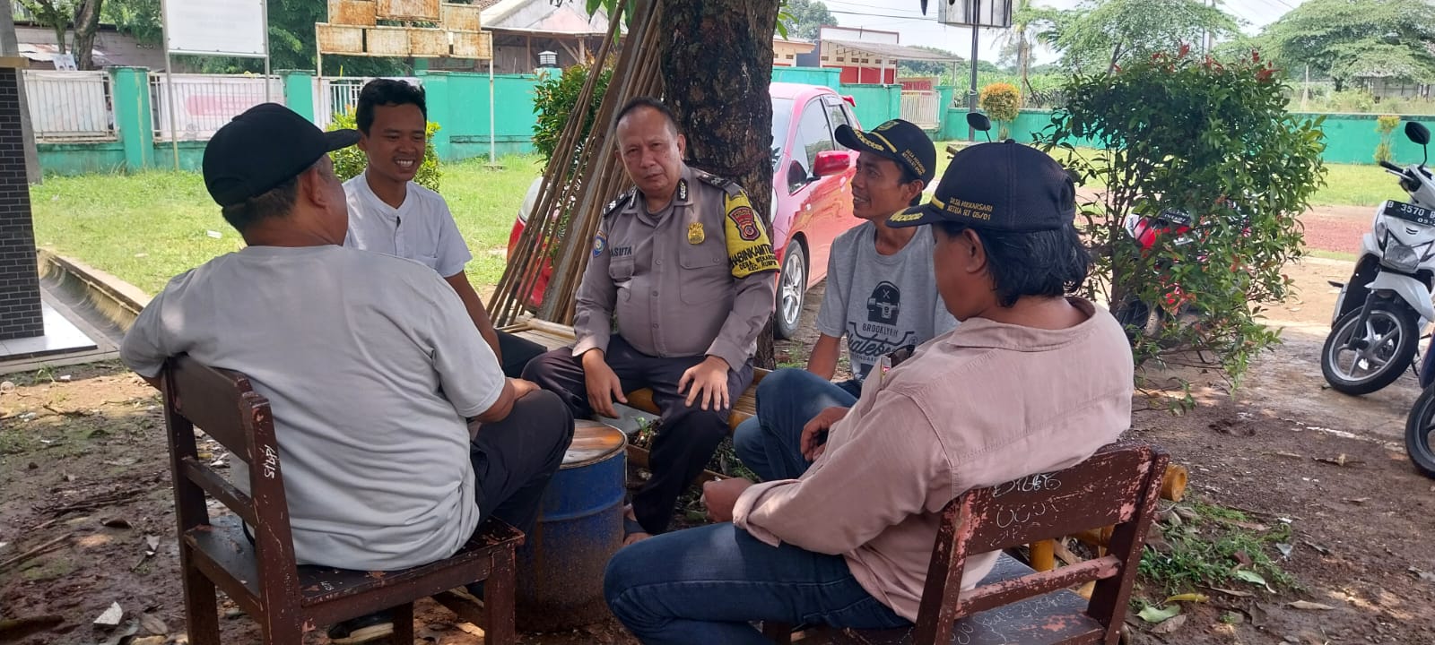 Bhabinkamtibmas Wilayah Hukum Polsek Rumpin Giat Cooling Sistem Sambangi Warga Sampaikan Pesan Kamtibmas Dan Ajak Jaga Kondusifitas Pilkada Serentak 2024 Yang Masih Berjalan