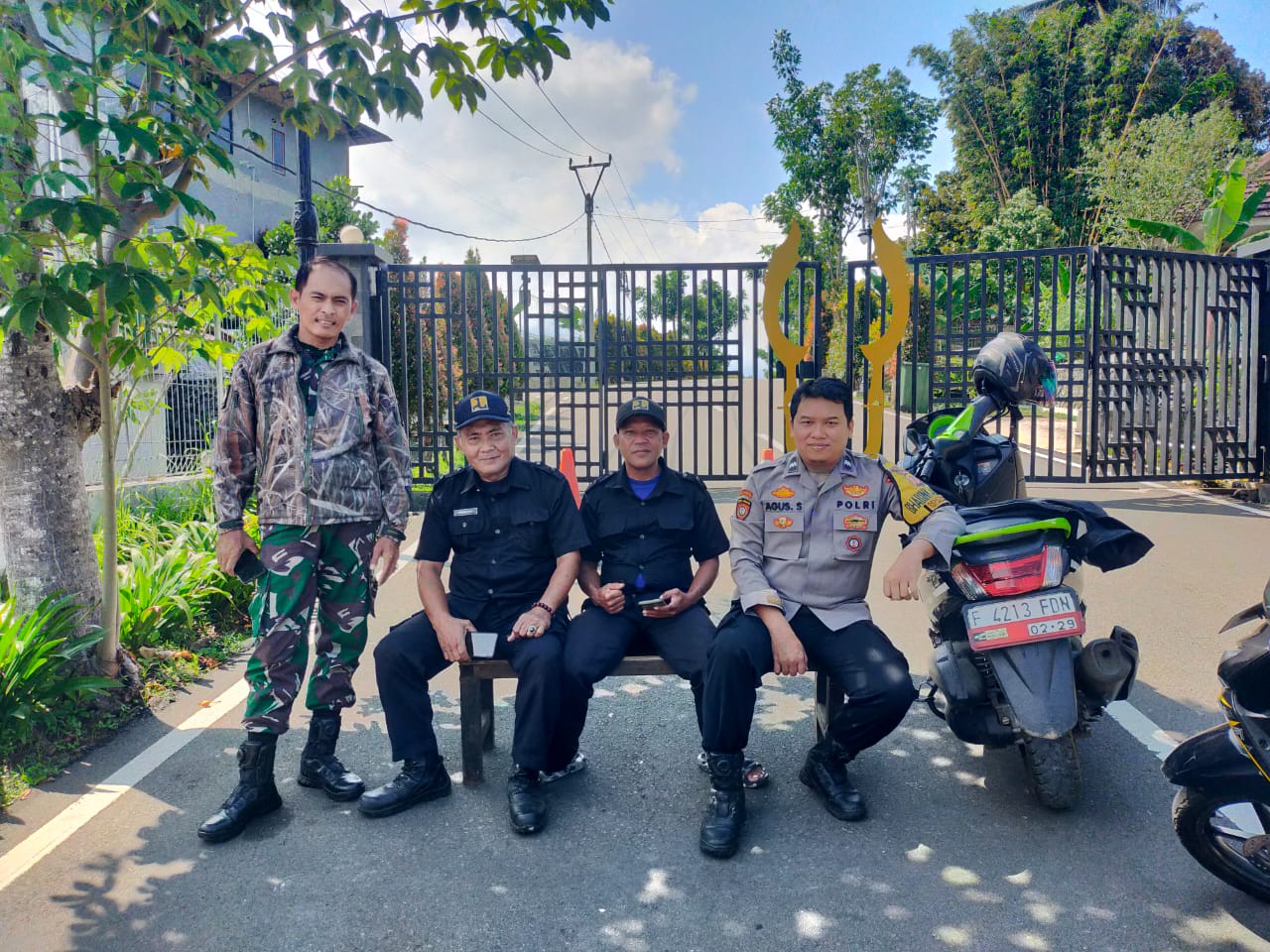 SINERGITAS TNI POLRI WILAYAH HUKUM POLSEK MEGAMENDUNG GIAT COOLING SISTEM DIALOGIS PETUGAS KEAMANAN SECURITY BERI HIMBAUAN DAN AJAK JAGA KAMTIBMAS WILAYAH CIPTA KONDISI AMAN TERKENDALI