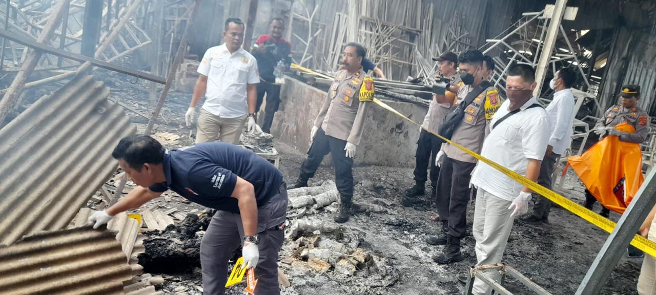 Polsek Gunung Sindur Bersama Team Inafis dan Instansi Terkait Investigasi Penyelidikan dan Olah TKP Terkait Peristiwa Kebakaran PT APIC DEVANIO Gunung Sindur Kabupaten Bogor