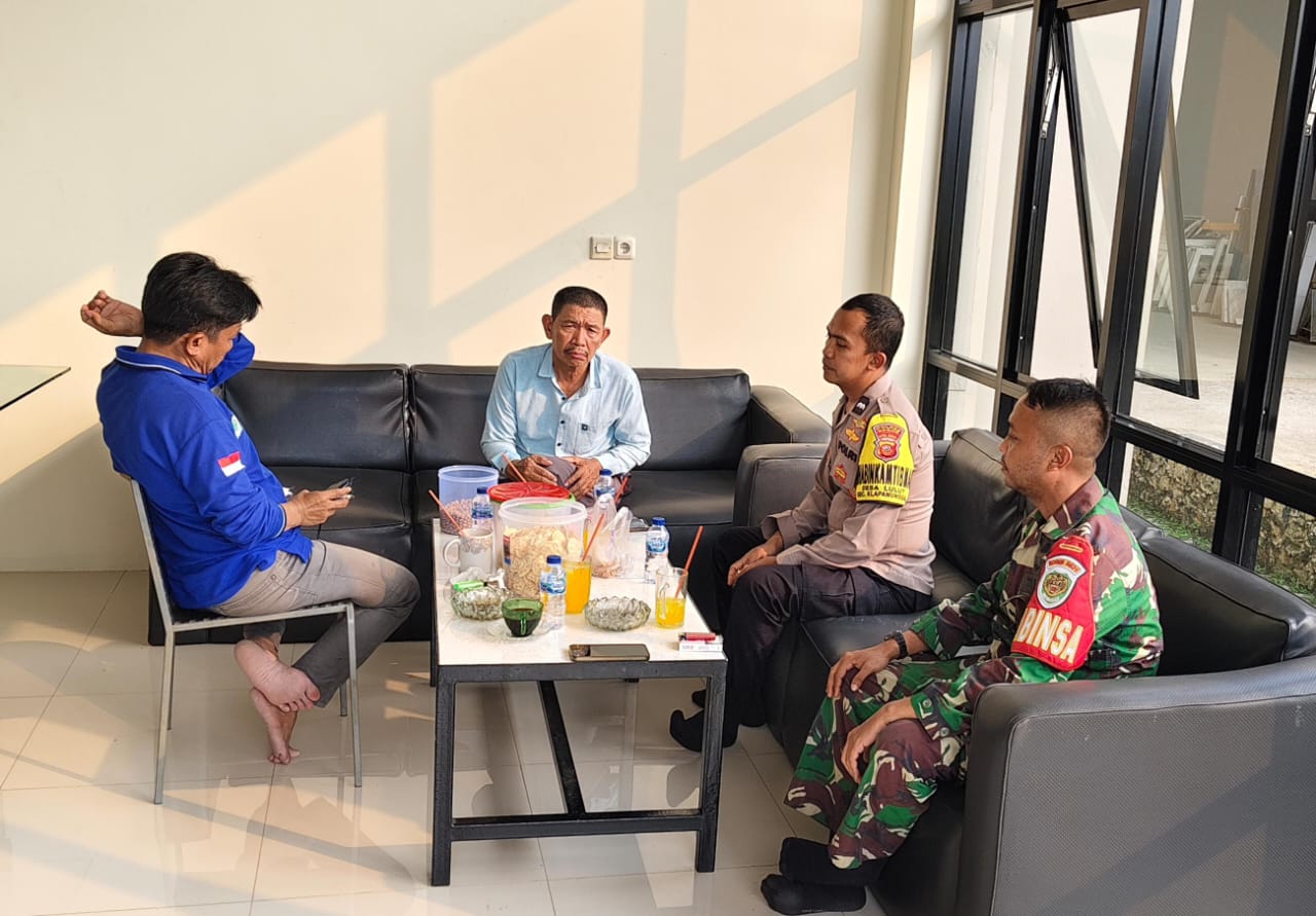 Bhabinkamtibmas Wilayah Hukum Polsek Klapanunggal Desa Lulut Giat COOLING Sistem Sambang Warga, Sampaikan Himbauan Dan Ajak Jaga Kamtibmas