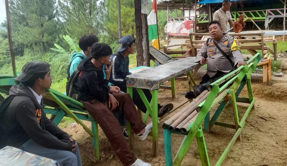 Bhabinkamtibmas Wilayah Hukum Polsek Jonggol Giat COOLING Sistem Sambang Warga, Sampaikan Himbauan Dan Ajak Jaga Kamtibmas