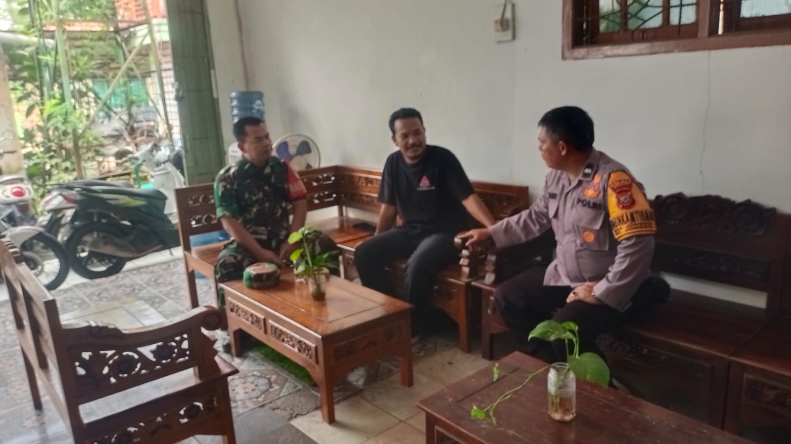 SINERGITAS TNI POLRI WILAYAH HUKUM POLSEK JONGGOL DESA JONGGOL GIAT COOLING SISTEM SAMBANG DIALOGIS BERIKAN HIMBAUAN DAN AJAK JAGA KONDUSIFITAS KAMTIBMAS