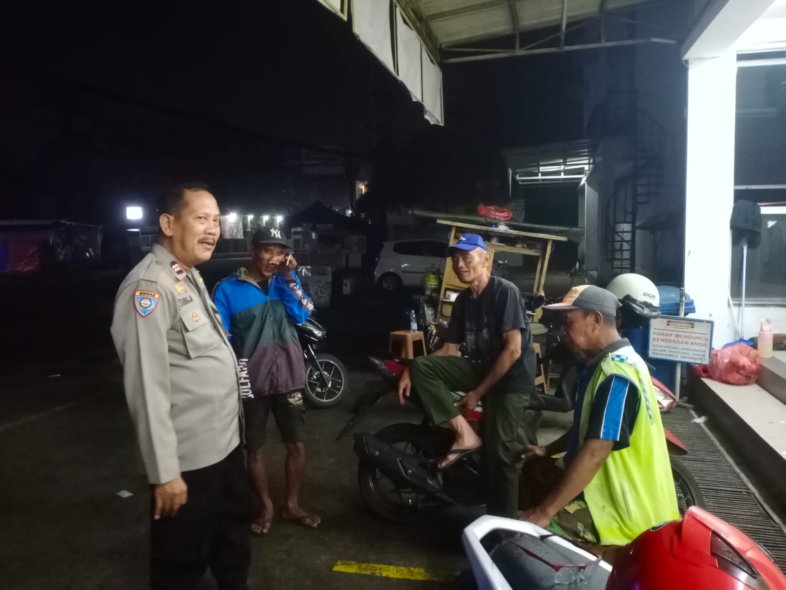 Bhabinkamtibmas Wilayah Hukum Polsek Ciampea Giat COOLING Sistem Sambangi Satkamling Warga Sampaikan Pesan Dan Ajak Jaga Kamtibmas