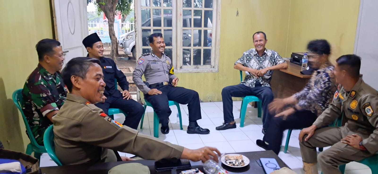 SINERGITAS TNI POLRI GIAT COOLING SISTEM BERSINERGI DENGAN PERANGKAT DESA DAN KECAMATAN DESA KEMBANG KUNING KLAPANUNGGAL UNTUK JAGA KAMTIBMAS WILAYAH BINAAN