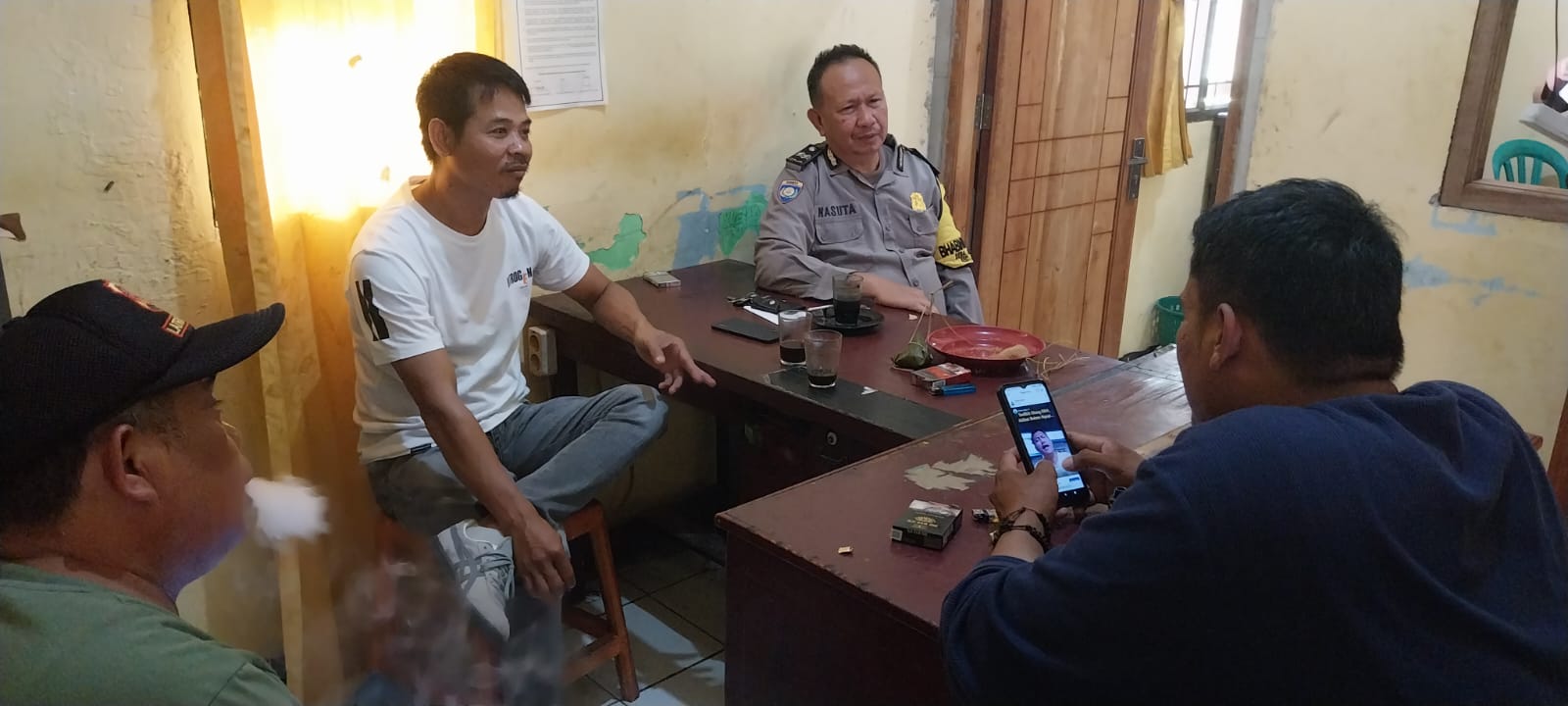 Bhabinkamtibmas Wilayah Hukum Polsek Rumpin Desa Mekarsari Giat COOLING Sistem Sambangi Warga Sampaikan Pesan Dan Ajak Jaga Kamtibmas