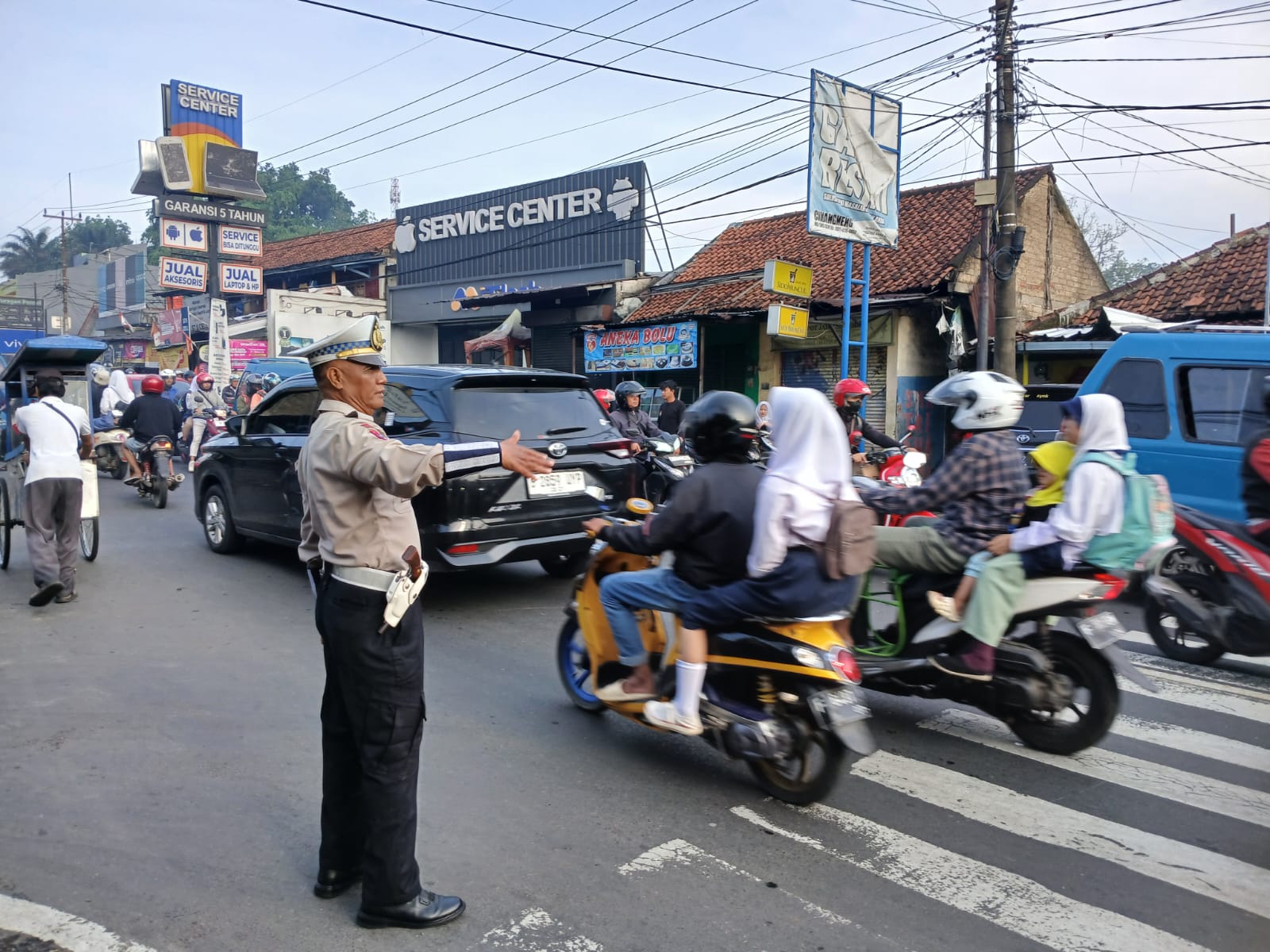 Anggota Sat Lantas Wilayah Hukum Polsek Ciampea Giat COOLING Sistem Laksanakan Pengaturan lalulintas Pelayanan Masyarakat Pengguna Jalan Raya Pengendara Serta Penyebrang Jalan, Hindari Gangguan Kamtibmas Dan Laka Lantas