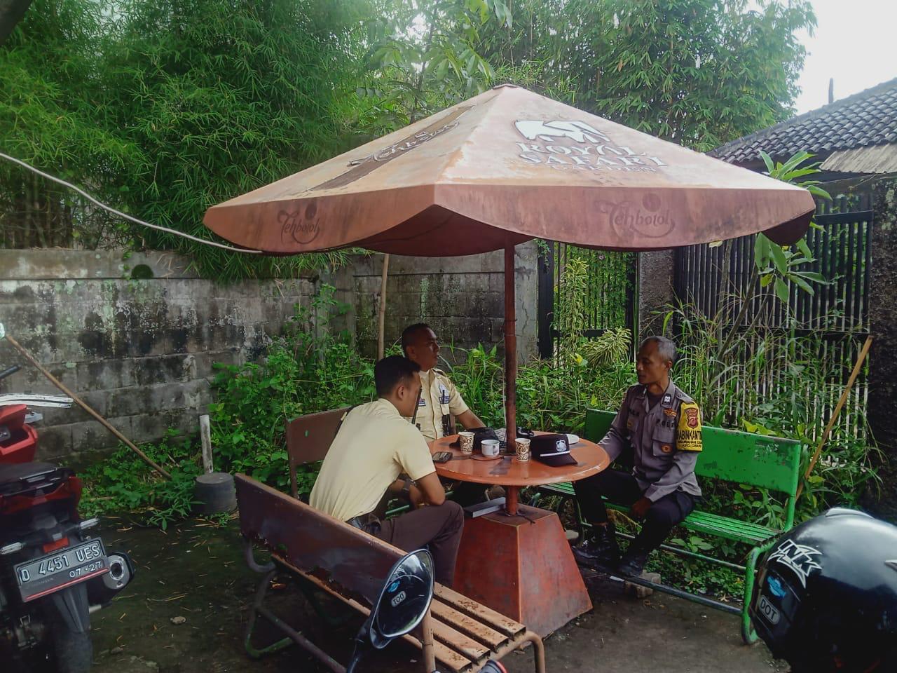 BHABINKAMTIBMAS WILAYAH HUKUM POLSEK CSR (CISARUA) GIAT COOLING SISTEM DIALOGIS SECURITY HOTEL ROYAL SAFARI UNTUK TINGKATKAN KEAMANAN JAGA KAMTIBMAS DAN SEGERA LAPOR KE KEPOLISIAN APABILA MENEMUKAN GANGGUAN KAMTIBMAS