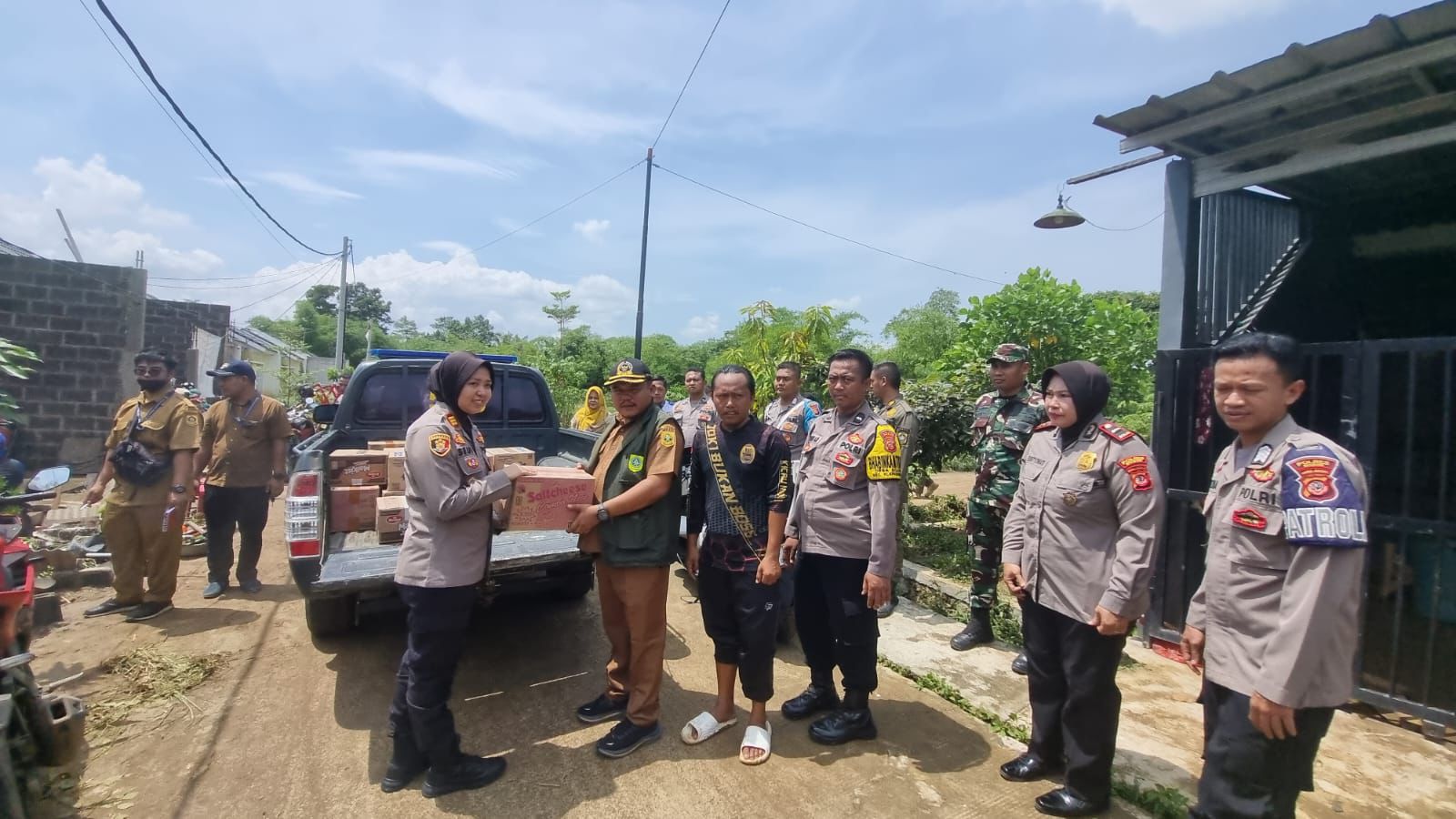 POLSEK KLAPANUNGGAL PEDULI WARGA MASYARAKAT YANG TWRTIMPA MUSIBAH BENCANA ALAM AKIBAT TERJADI HUJAN DERAS YANG MENYEBABKAN LUAPAN AIR DI WILAYAH KEC. KLAPANUNGGAL BANJIR