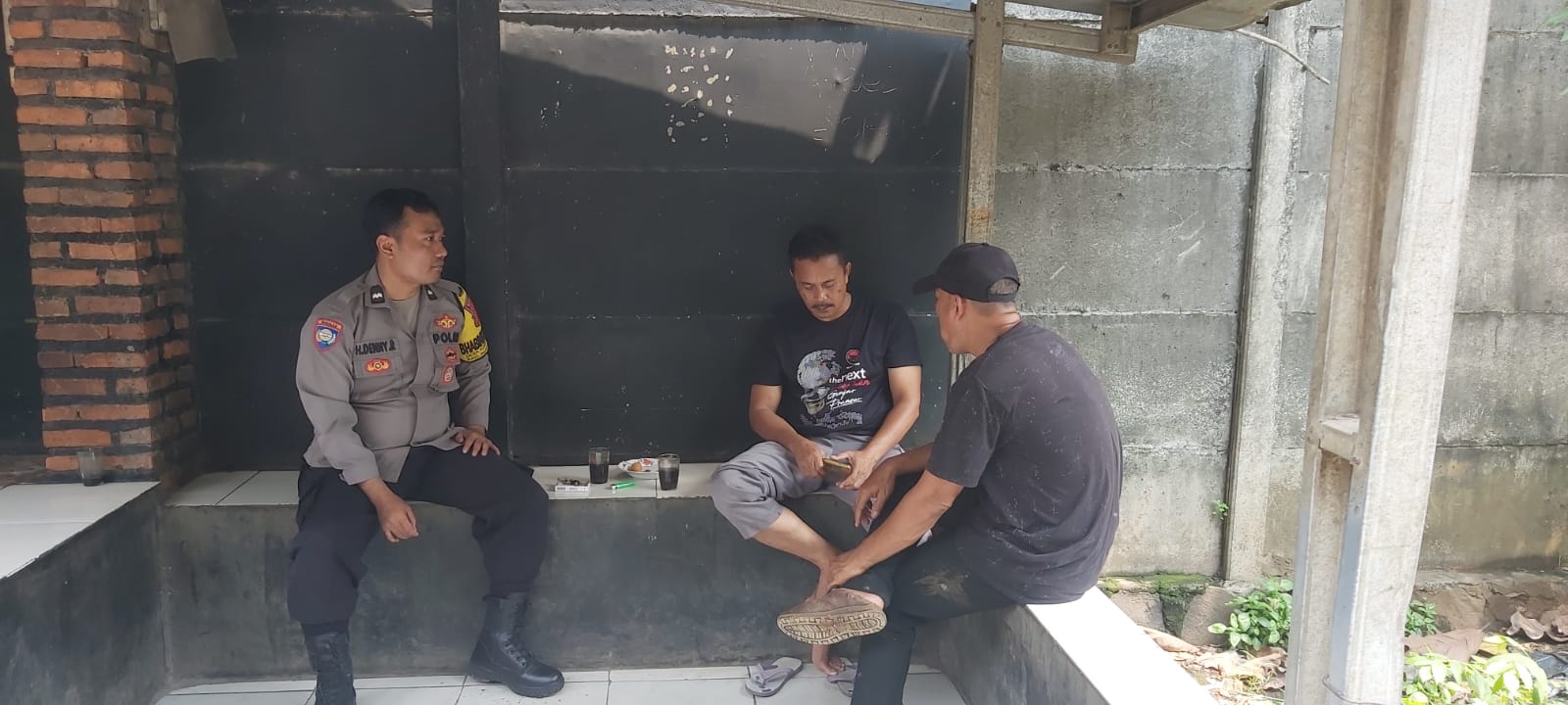 Bhabinkamtibmas Polsek Klapanunggal Giat COOLING Sistem Sambang Dengan Ketua RT Desa Kembangkuning