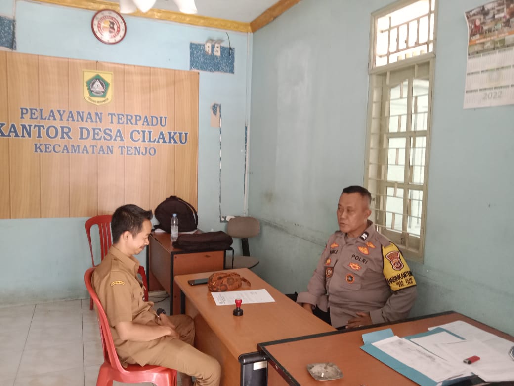 Bhabinkamtibmas Wilayah Hukum Polsek Tenjo Desa Cilaku Giat COOLING Sistem Kantor Desa Dialogis Kamtibmas Guna Menjalin Sinergitas