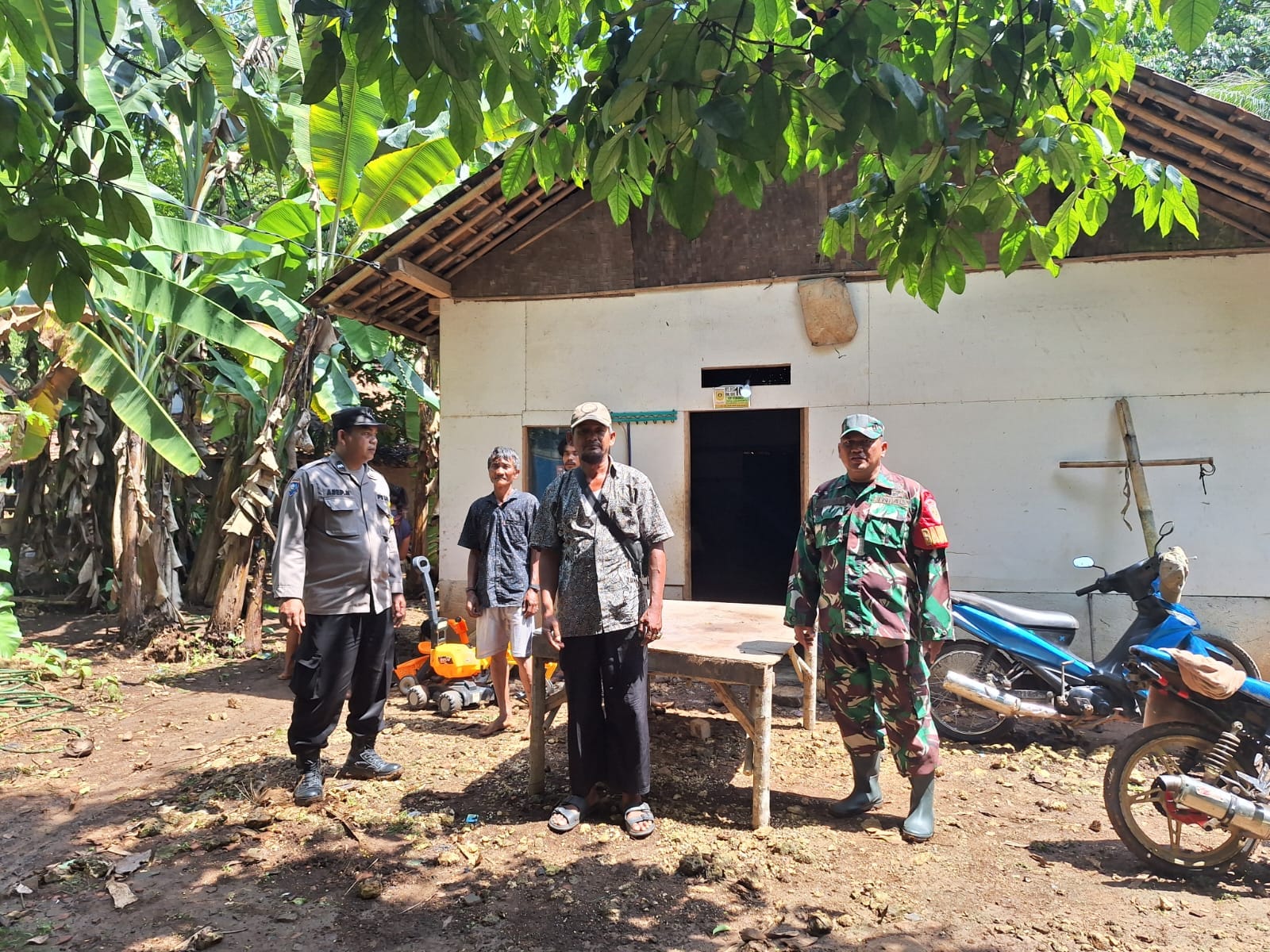 SINERGITAS TNI POLRI WILAYAH HUKUM POLSEK KLAPANUNGGAL DESA LIGAMUKTI GIAT COOLING SISTEM SAMBANG WARGA BERI HIMBAUAN DAN AJAK JAGA KAMTIBMAS