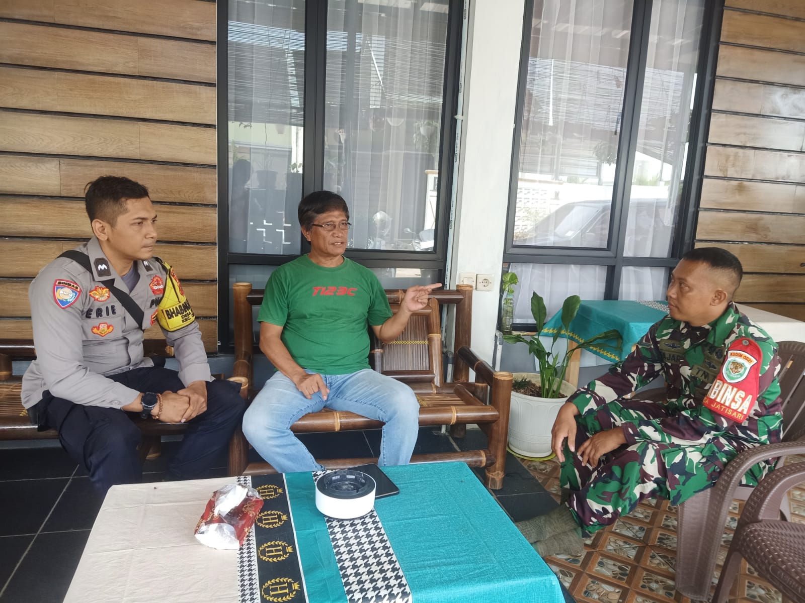 SINERGITAS TNI POLRI WILAYAH HUKUM POLSEK CILEUNGSI DESA JATISARI GIAT COOLING SISTEM SAMBANG WARGA BERI HIMBAUAN DUKUNG PILKADA SERENTAK 2024 DAN AJAK JAGA KAMTIBMAS