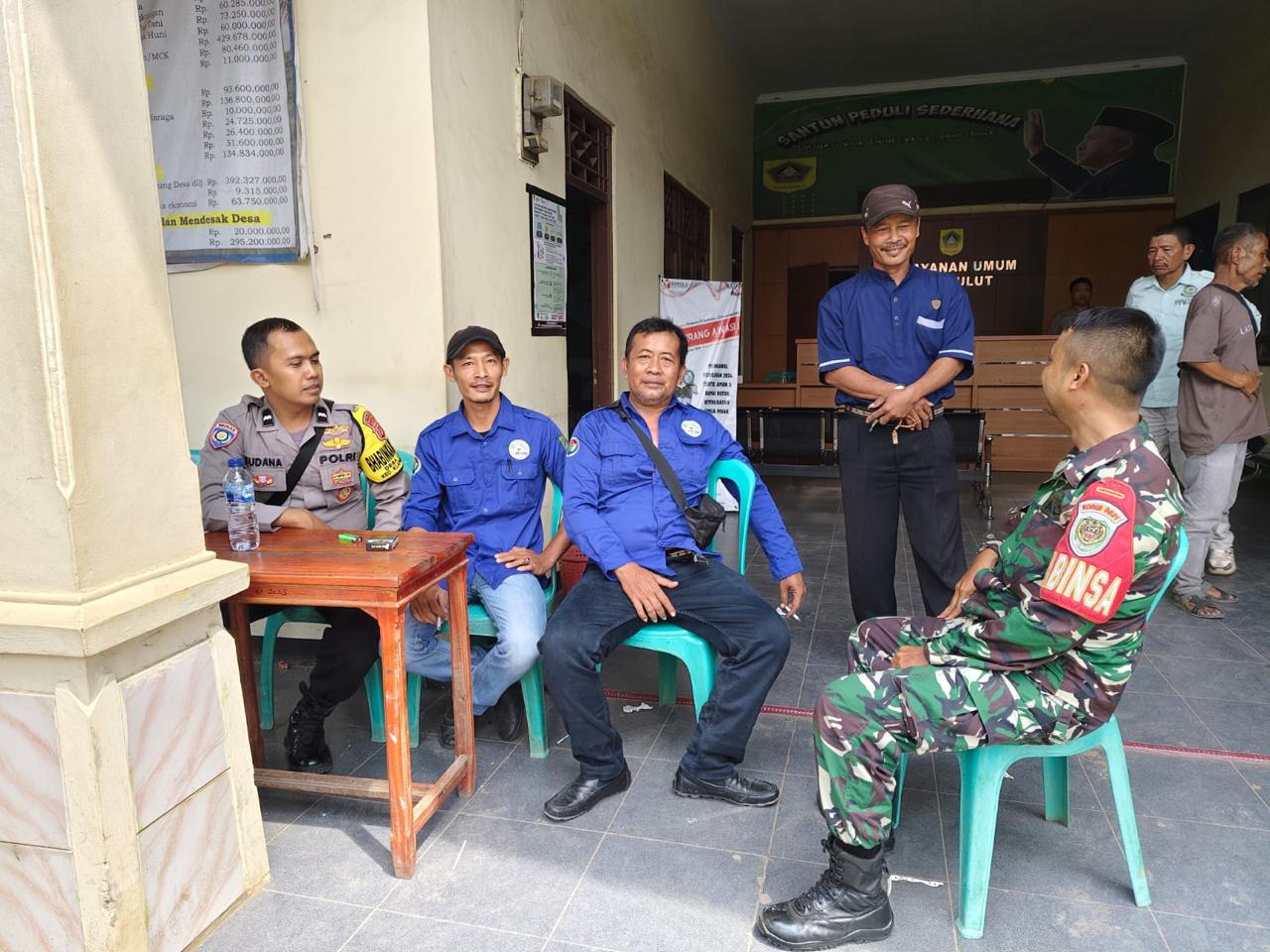 SINERGITAS TNI POLRI WILAYAH HUKUM POLSEK KLAPANUNGGAL DESA LULUT GIAT COOLING SISTEM SAMBANG WARGA BERI HIMBAUAN DUKUNG PILKADA SERENTAK 2024 DAN AJAK JAGA KAMTIBMAS
