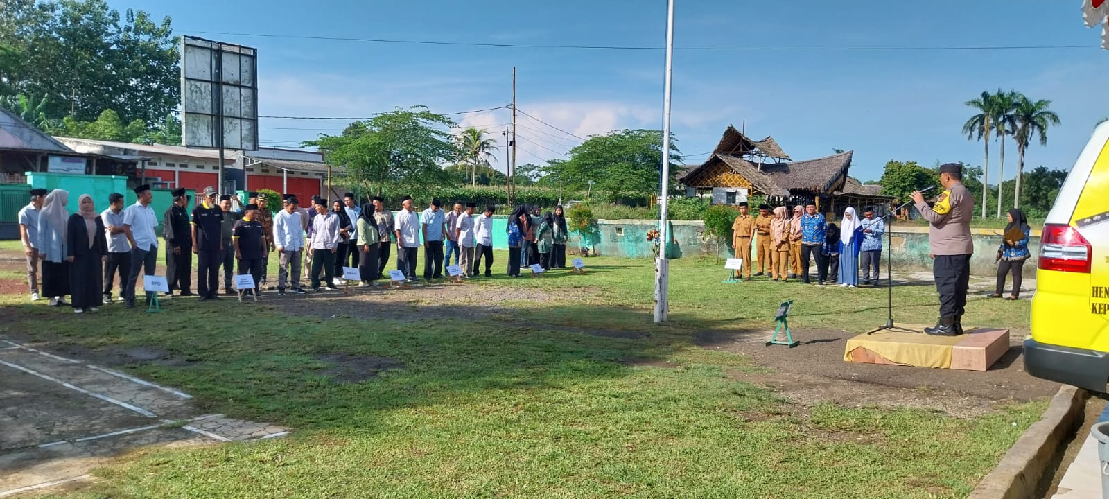 Bhabinkamtibmas Wilayah Hukum Polsek Rumpin Giat COOLING Sistem Apel Bersama Di Kantor Desa Mekarsari Kecamatan Rumpin Diikuti Pegawai Desa Dan Perwakilan RT dan RW Juga Warga Masyarakay