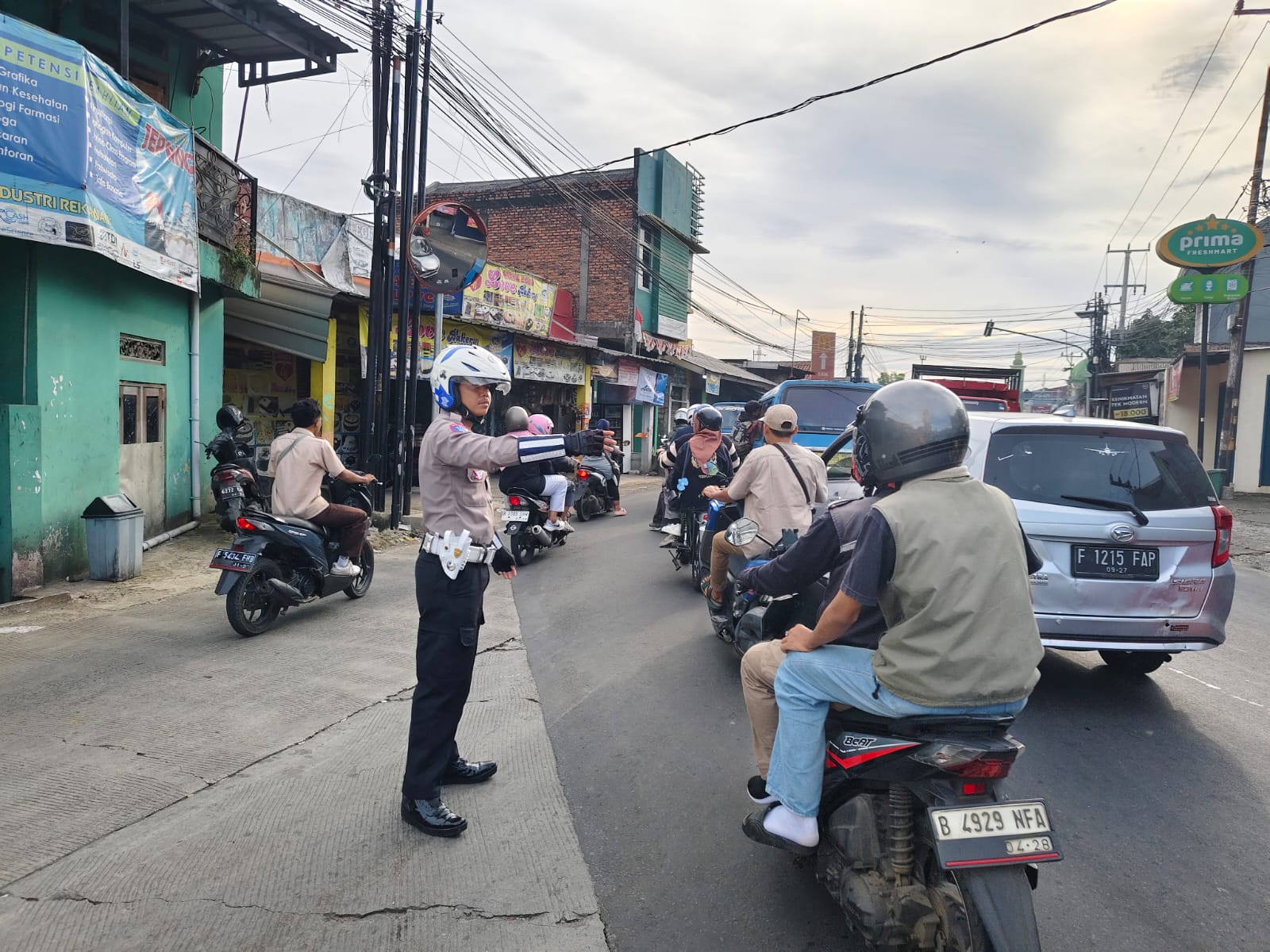 Anggota Polsek Ciampea Polres Bogor Giat COOLING Sistem Laksanakan Kegiatan Pengaturan lalulintas Sebagai Pelayanan Publik Hindari Laka Lantas Dan Gangguan Kamtibmas Lainnya