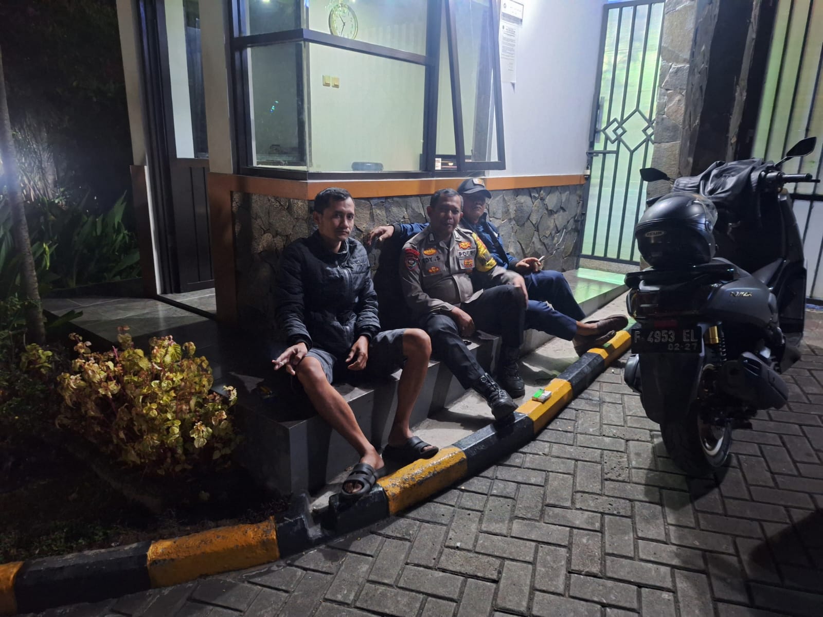 Bhabinkamtibmas Wilayah Hukum Polsek CSR Giat COOLING Sistem Kontrol Pos Siskamling Sampaikan Himbauan dan Ajak Jaga Kamtibmas Pasca Pilkada Manfap Prajaa Serentak 2024 Agar Kondusif
