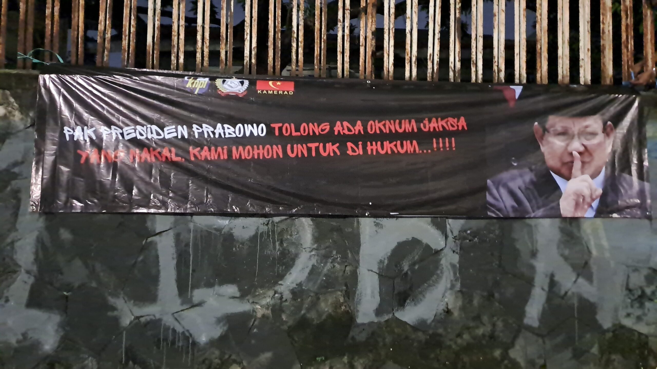 KNPI dan Kamerad Sebar Spanduk, Desak Presiden Prabowo Bersihkan Oknum Jaksa Nakal