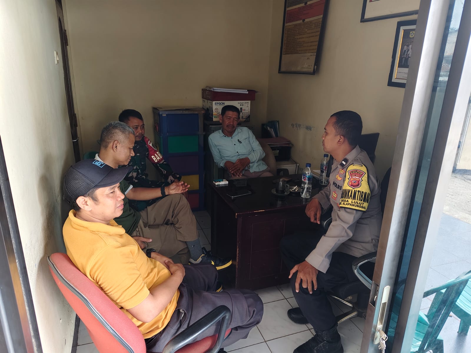 Bhabinkamtibmas Wilayah Hukum Polsek Klapanunggal Giat COOLING Sistem Sambang Sampaikan Himbauan Dan Ajak Jaga Kamtibmas Kondusif