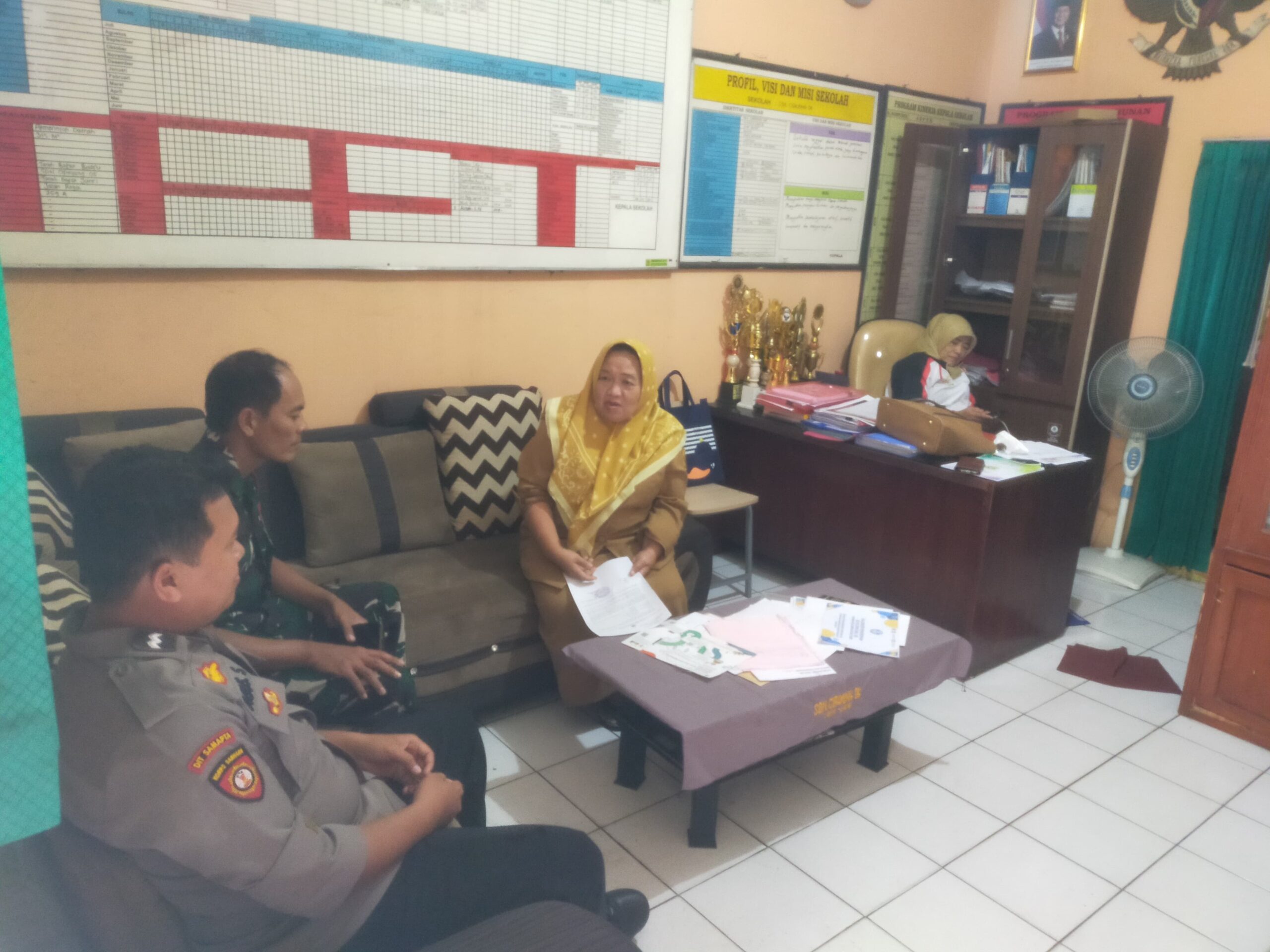 SINERGITAS TNI POLRI WILAYAH HUKUM POLSEK MEGAMENDUNG GIAT COOLING SISTEM SAMBANG SEKOLAHAN DIALOG TERKAIT ANTISIPASI AKSI TAWURAN PELAJAR DAN PENYALAHGUNAAN NARKOBA DAN KRIMINALITAS LAINNYA