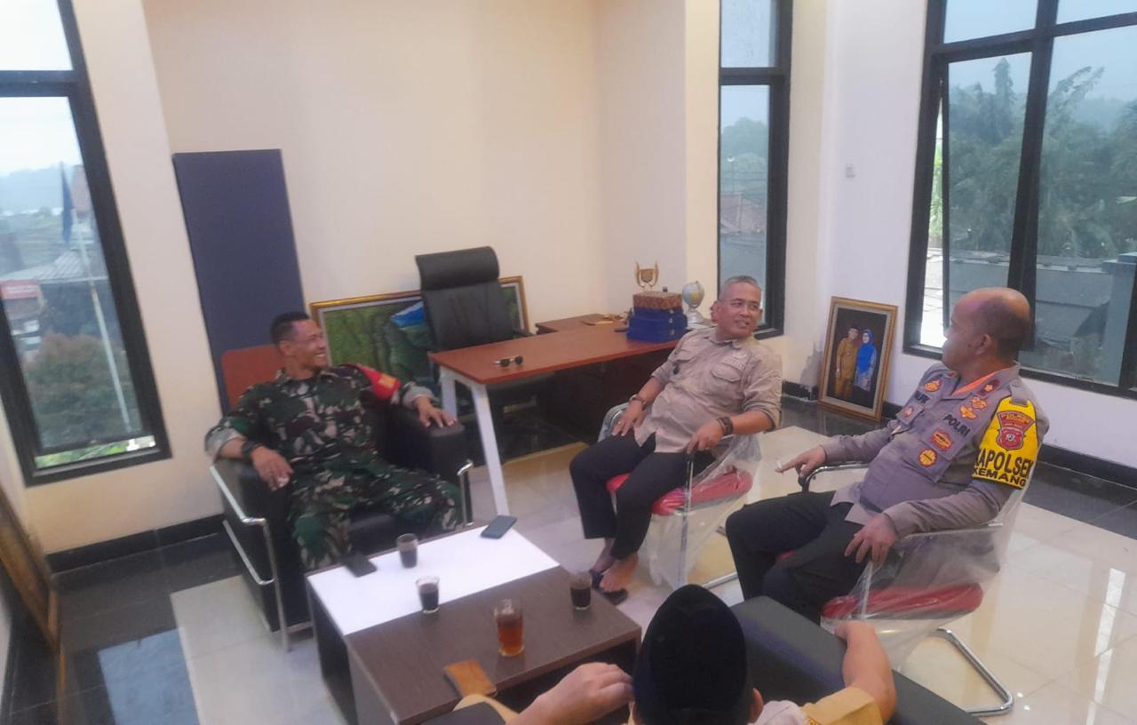 KAPOLSEK KEMANG BERSAMA DANRAMIL GIAT COOLING SISTEM LAKUKAN SILATURAHMI PASCA PILKADA DENGAN KEPALA DESA JAMPANG KEC. KEMANG KAB. BOGOR DAN AJAK JAGA KONDUSIFITAS
