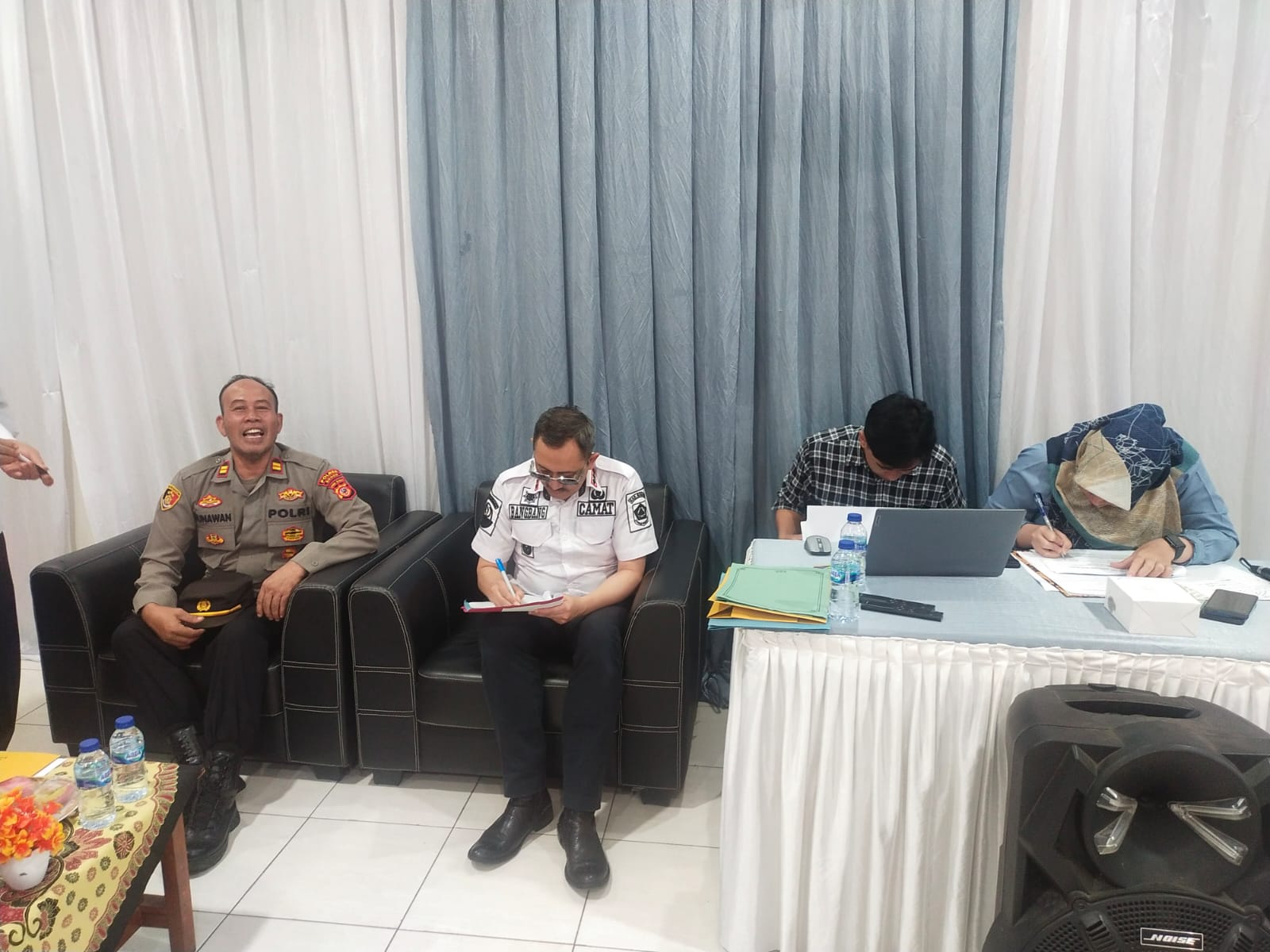 Kanit Samapta Wilayah Hukum Polsek Cariu Giat Cooling Sistem Sambang Kantor Camat Cariu Dalam Rangka Silaturahmi dan Ajak Bersinergi dalam Menjaga Kamtibmas Pasca Pilkada Serentak 2024