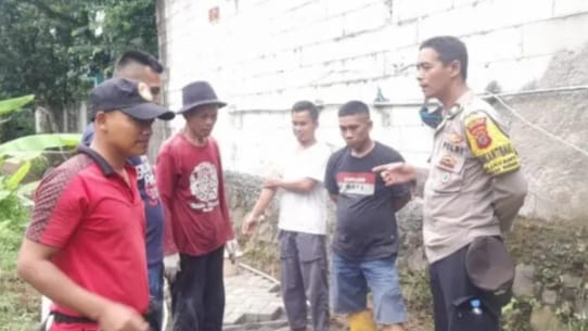 Bhabinkamtibmas Wilayah Hukum Polsek Babakan Madang Giat COOLING Sistem Sambang Beri Himbauan Dan Ajak Jaga Kondusifitas Dan Juga Antisipasi Bencana Alam