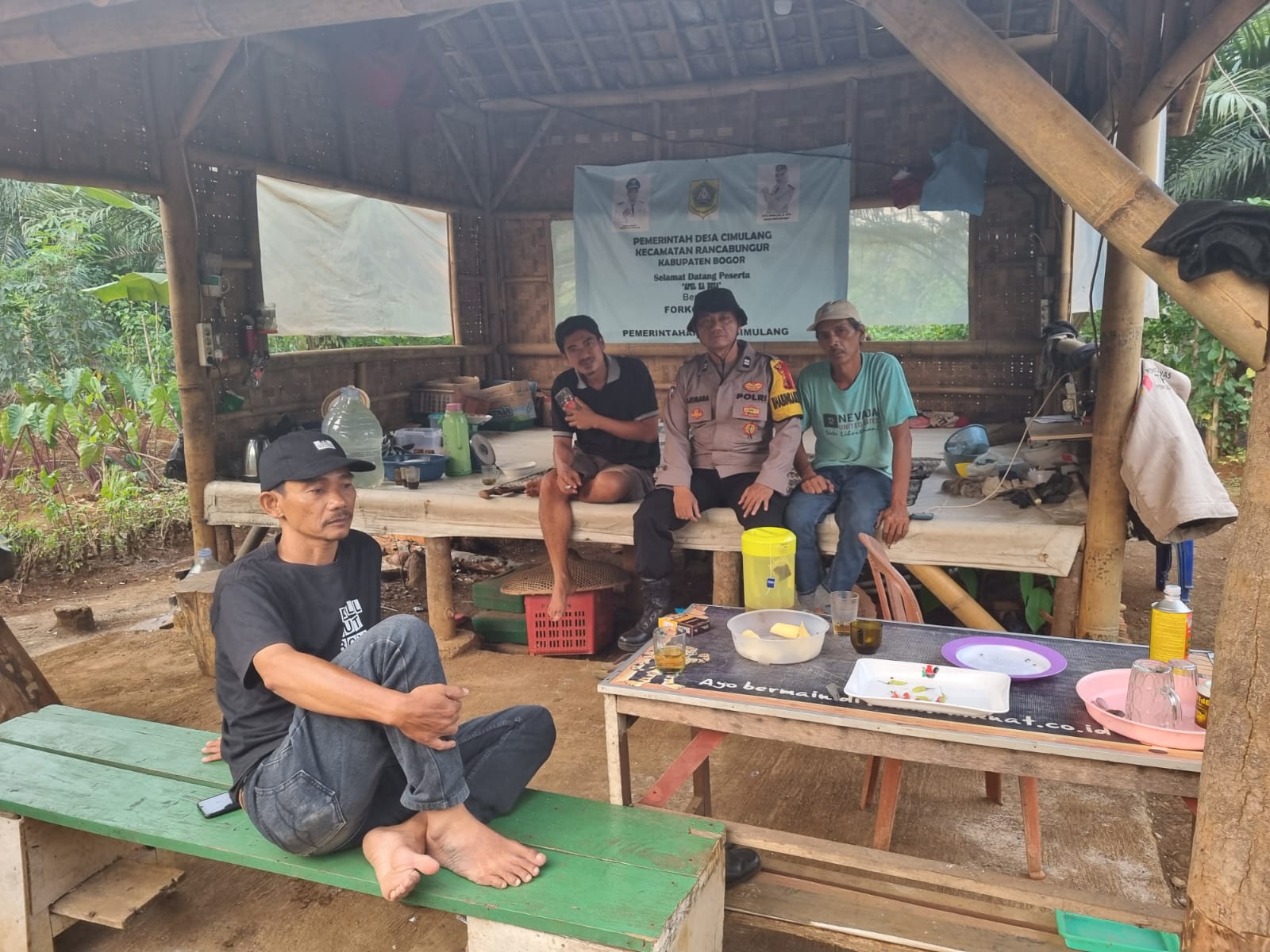 Bhabinkamtibmas Wilayah Hukum Polsek Rancabungur Desa Bantarsari Giat COOLING Sistem Sambang Warga Beri Himbauan Dan Ajak Jaga Kamtibmas