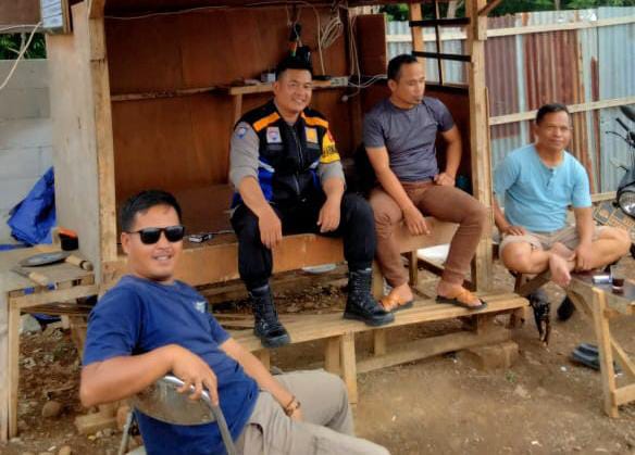 Bhabinkamtibmas Wilayah Hukum Polsek Sukaraja Giat COOLING Sistem Sambang Warga Beri Pesan dan Dan Ajak Jaga Kondusifitas Kamtibmas