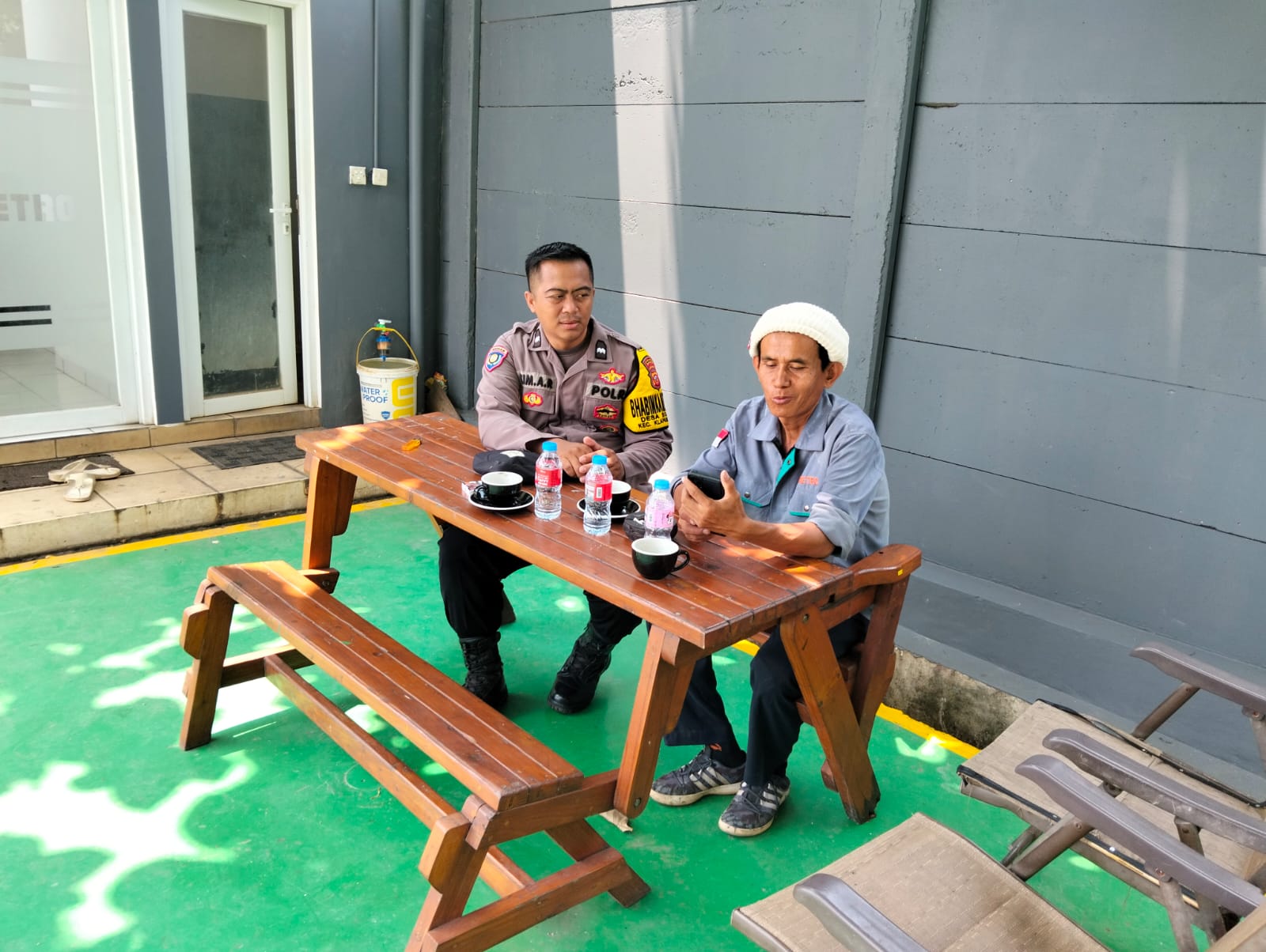 Bhabinkamtibmas Wilayah Hukum Polsek Klapanunggal Desa Bojong Giat COOLING Sistem Sambang Tokoh Masyarakat Beri Pesan dan Ajak Jaga Kamtibmas