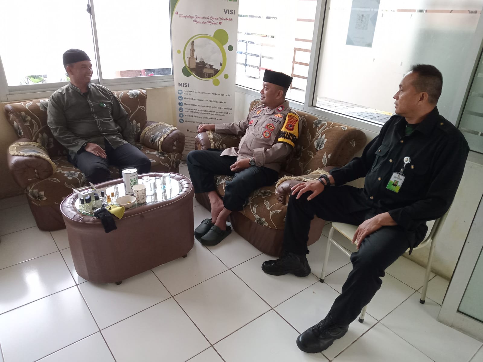 BHABINKAMTIBMAS WILAYAH HUKUM POLSEK CIAMPEA GIAT COOLING SISTEM LAKSANAKAN SAMBANG SILAHTURAHMI BERI HIMBAUAN DAN AJAK JAGA KAMTIBMAS