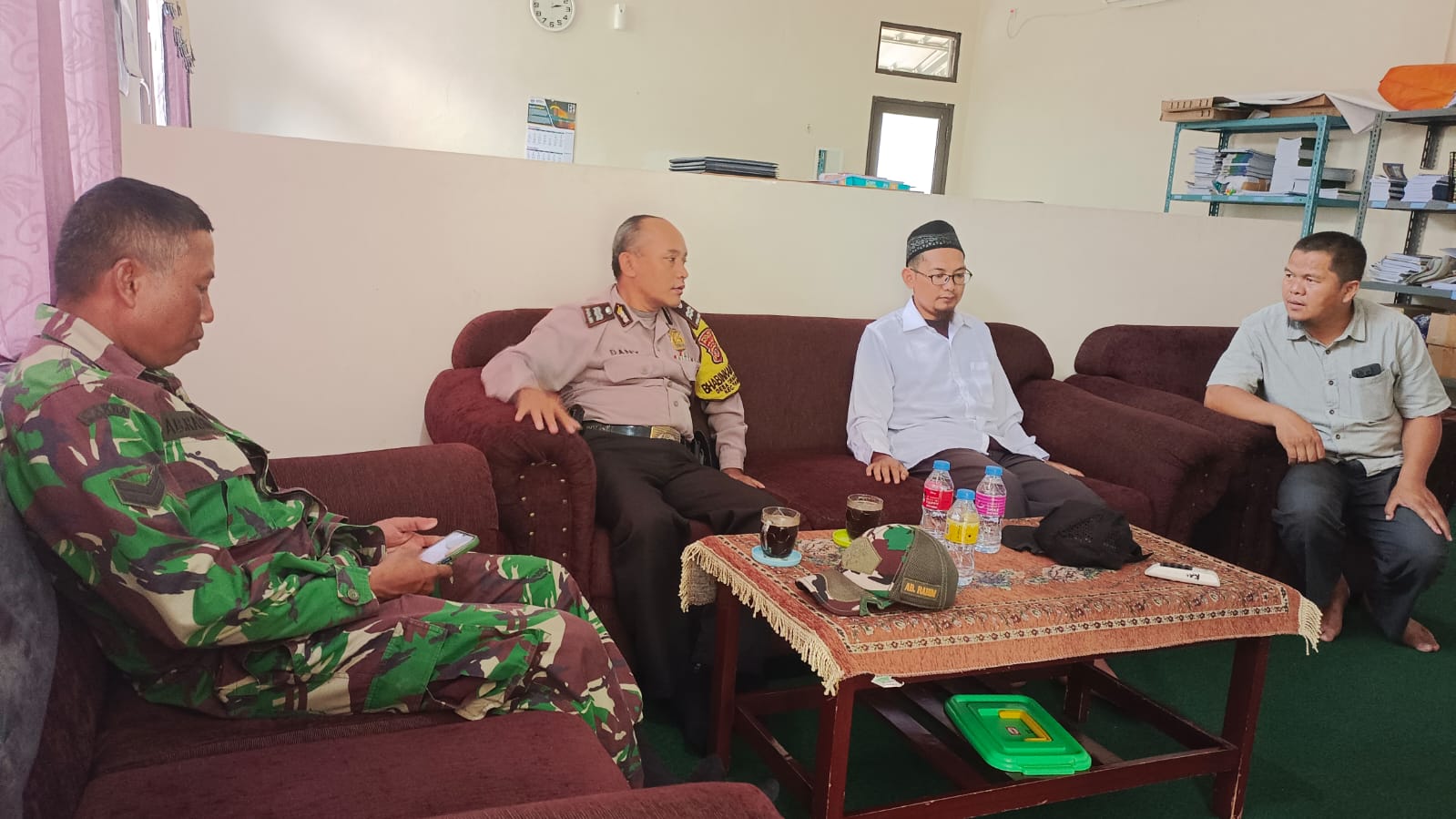 SINERGITAS TNI POLRI WILAYAH HIDUP HUKUM POLSEK DRAMAGA DESA CIKARAWANG GIAT COOLING SISTEM SAMBANG TOKOH MASYARAKAT DAN WARGA CIPTA KONDISI WILAYAH BERI PESAN DAN AJAK JAGA KAMTIBMAS