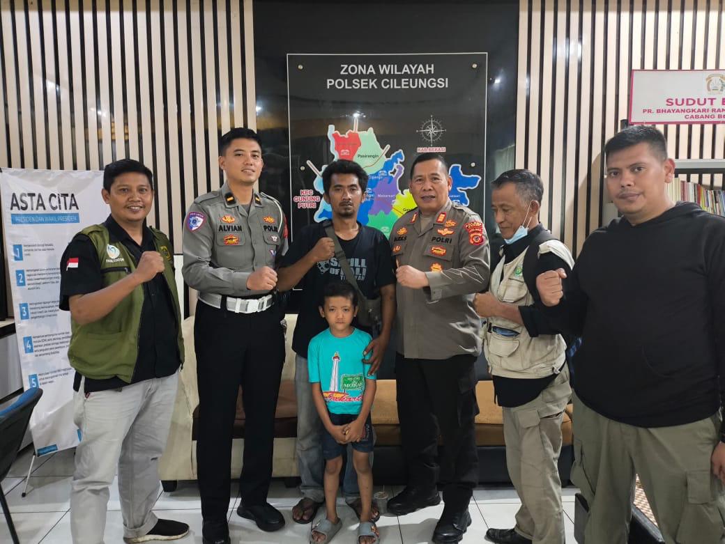 KEBRRHASILAN POLSEK CILEUNGSI MENYERAHKAN ANAK LAKI – LAKI YANG TERPISAH DARI ORANGTUANYA,PENUH HARU DAN APRESIASI PIHAK ORANGTUA KEPADA KEPOLISIAN