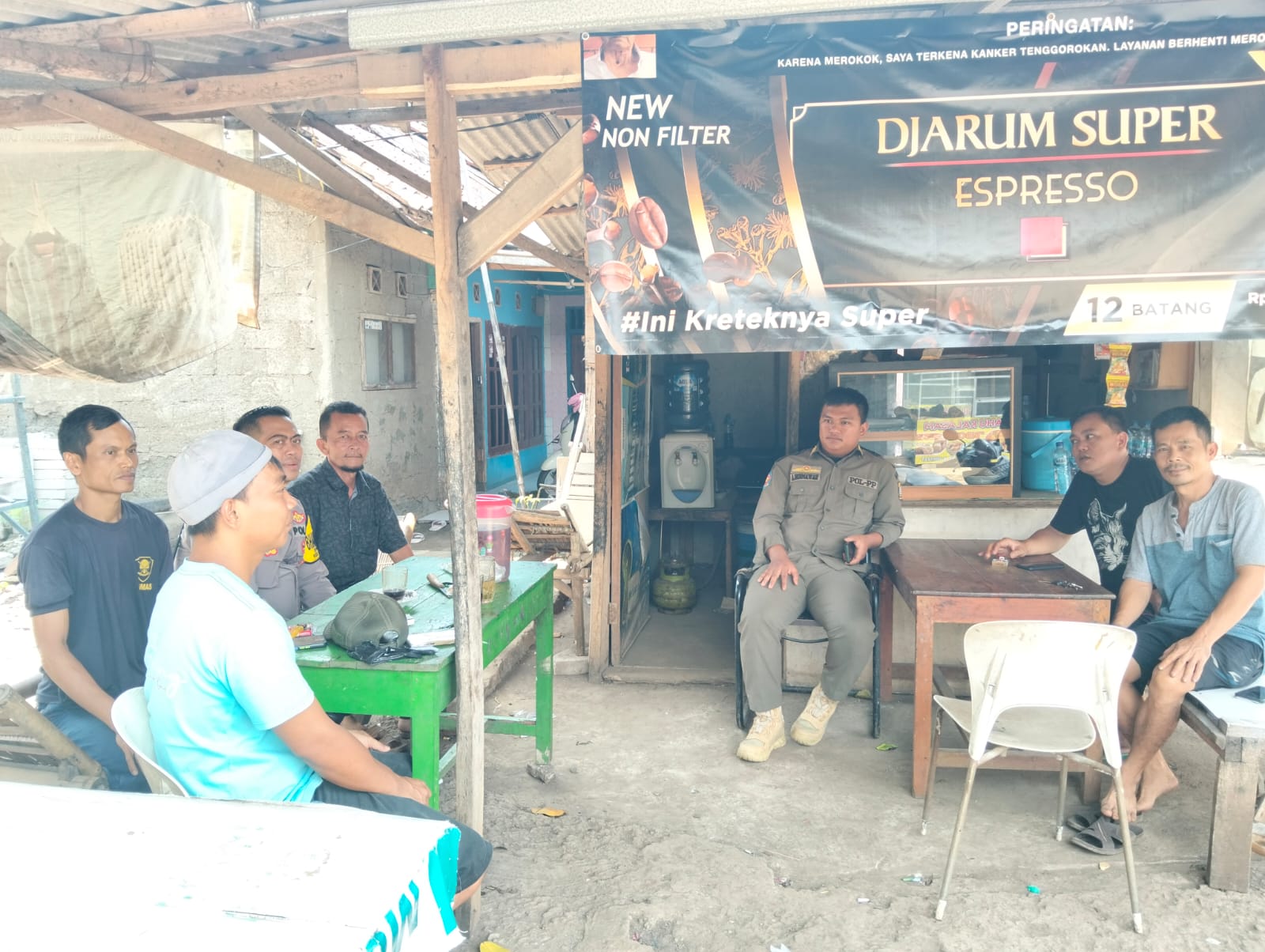 Bhabinkamtibmas Wilayah Hukum Polsek Klapanunggal Giat COOLING Sistem Menjalin Kedekatan Dengan Warga Desa Bojong Beri Pesan Dan Ajak Jaga Kamtibmas Bersama