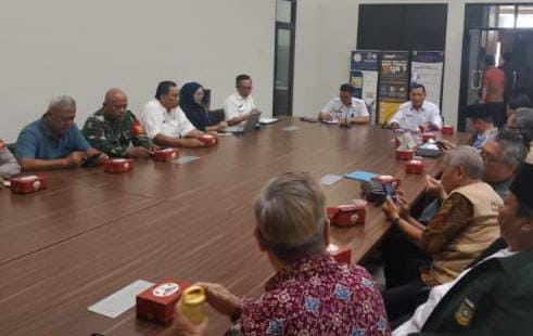 POLSEK CIBINONG BERSAMA SATKEHOLDER LAINNYA DAN JUGA FKUB MEMFASILITASI RAPAT KOORDINASI TERKAIT ADANYA PENOLAKAN WARGA PERUMAHAN DIJADIKAN TEMPAT IBADAH PERAYAAN NATAL