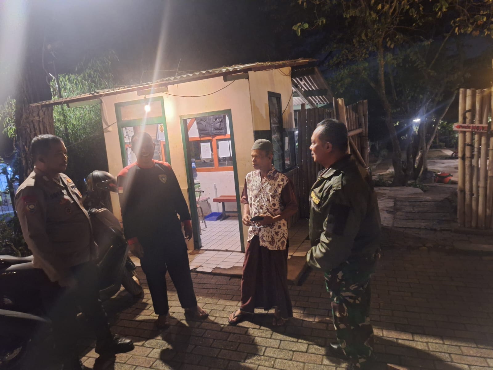 SINERGITAS TNI POLRI WILAYAH HUKUM POLSEK CSR (CISARUA) POLRES BOGOR GIAT COOLONG SISTEM SAMBANG KONTROL POS SISKAMLING BERI PESAN DAN AJAK JAGA KAMTIBMAS