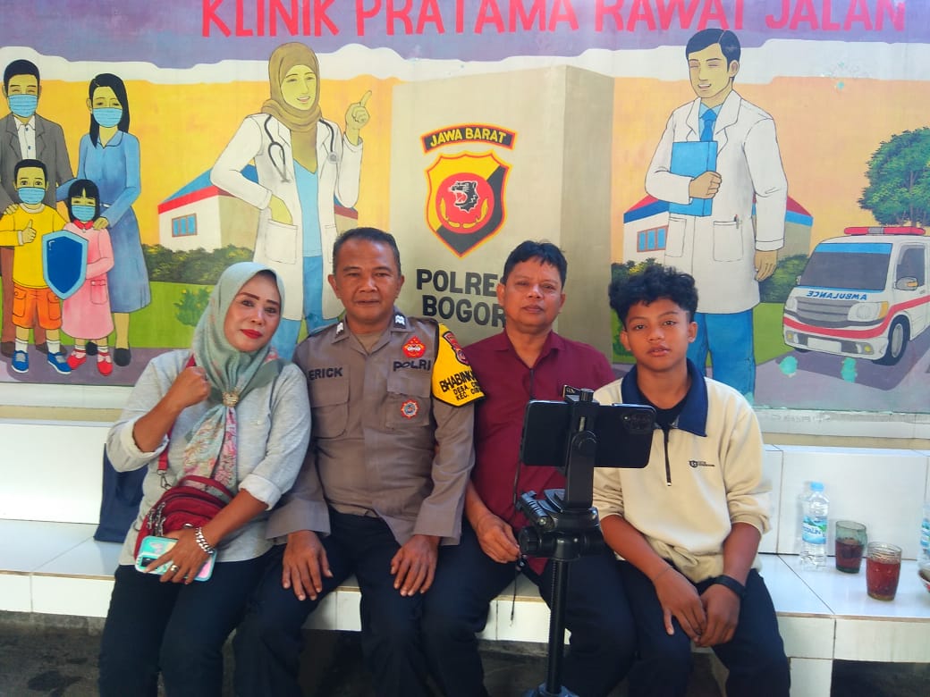 POLSEK CIBUNGBULANG MELAKUKAN PENDAMPINGAN TERHADAP ANAK YANG DIBERITAKAN VIRAL MEMILIKI KELAMIN GANDA DAN DILAKUKAN PEMERIKSAAN TEST UJI OLEH URKES POLRES BOGOR