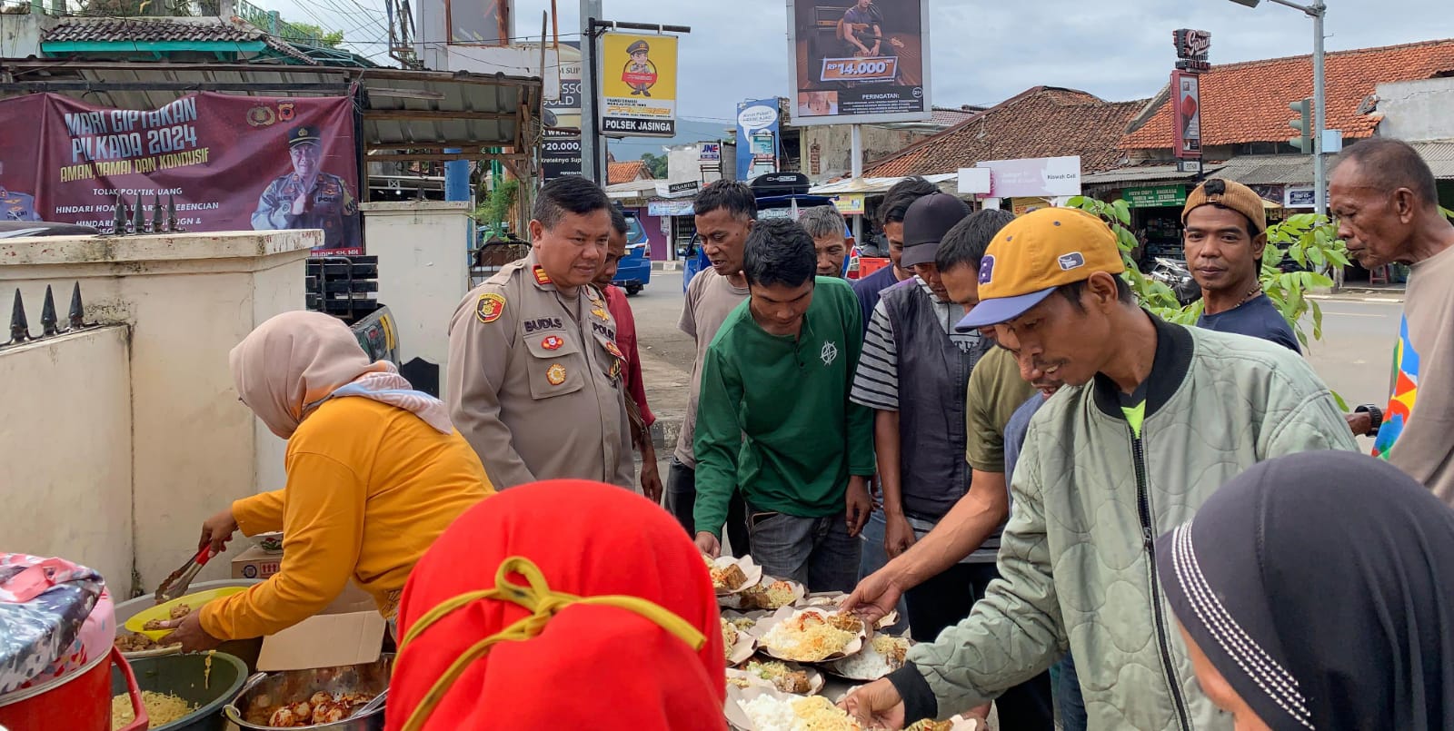 KAPOLSEK JASINGA AJAK WARGA MAKAN GRATIS JUMAT BERKAH DAN SILATURAHMI KE KAUM DHUAFA