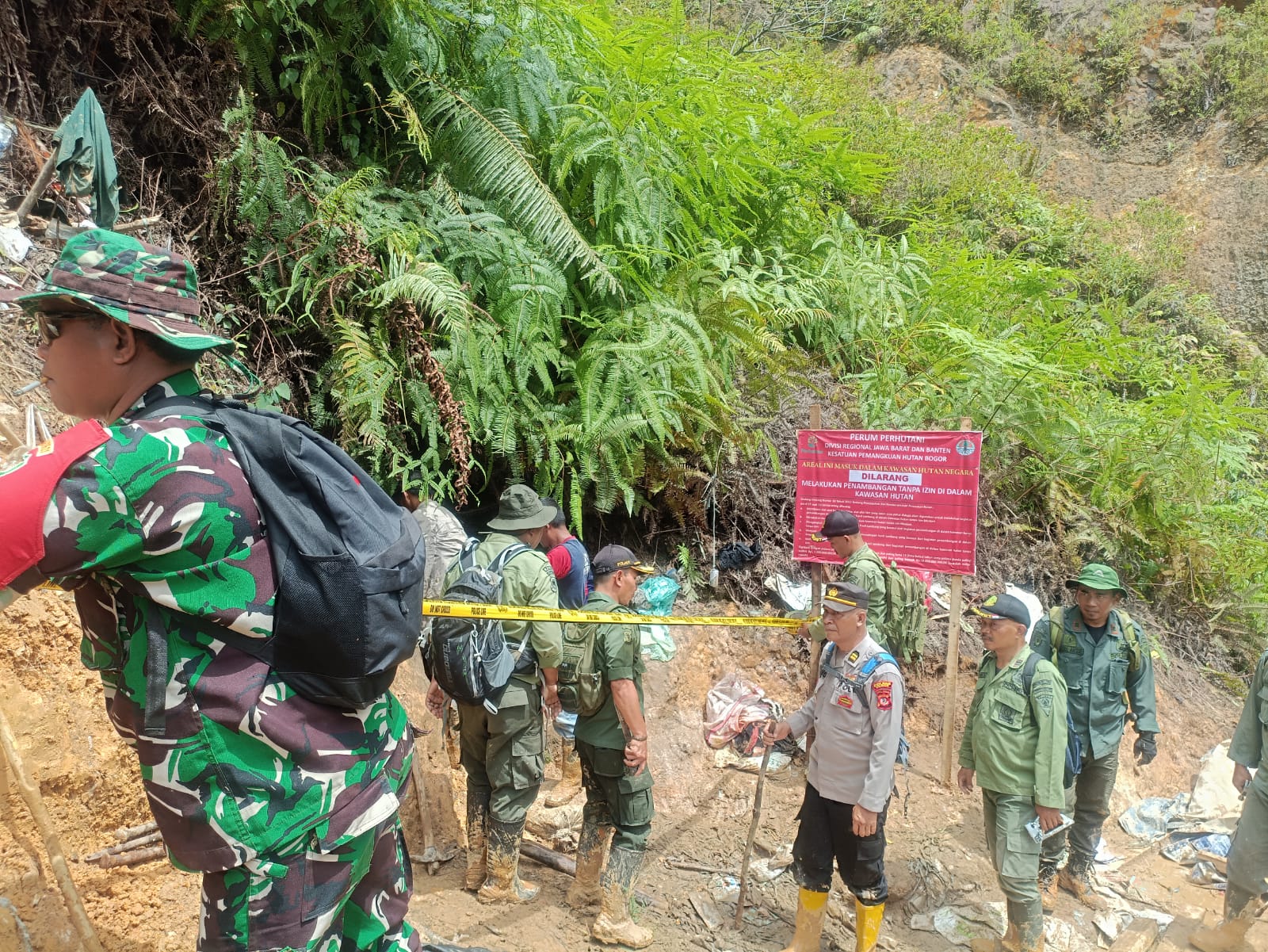 POLSEK CIGUDEG TINDAK LANJUTI BERITA YANG BEREDAR BERSAMA STAKEHOLDER LAINNYA LAKUKAN PENDAMPINGAN PENERTIBAN LOKASI PETI OLEH ASISTEN PERHUTANI JASINGA – LEUWILIANG DENGAN MUSPIKA KEC CIGUDEG