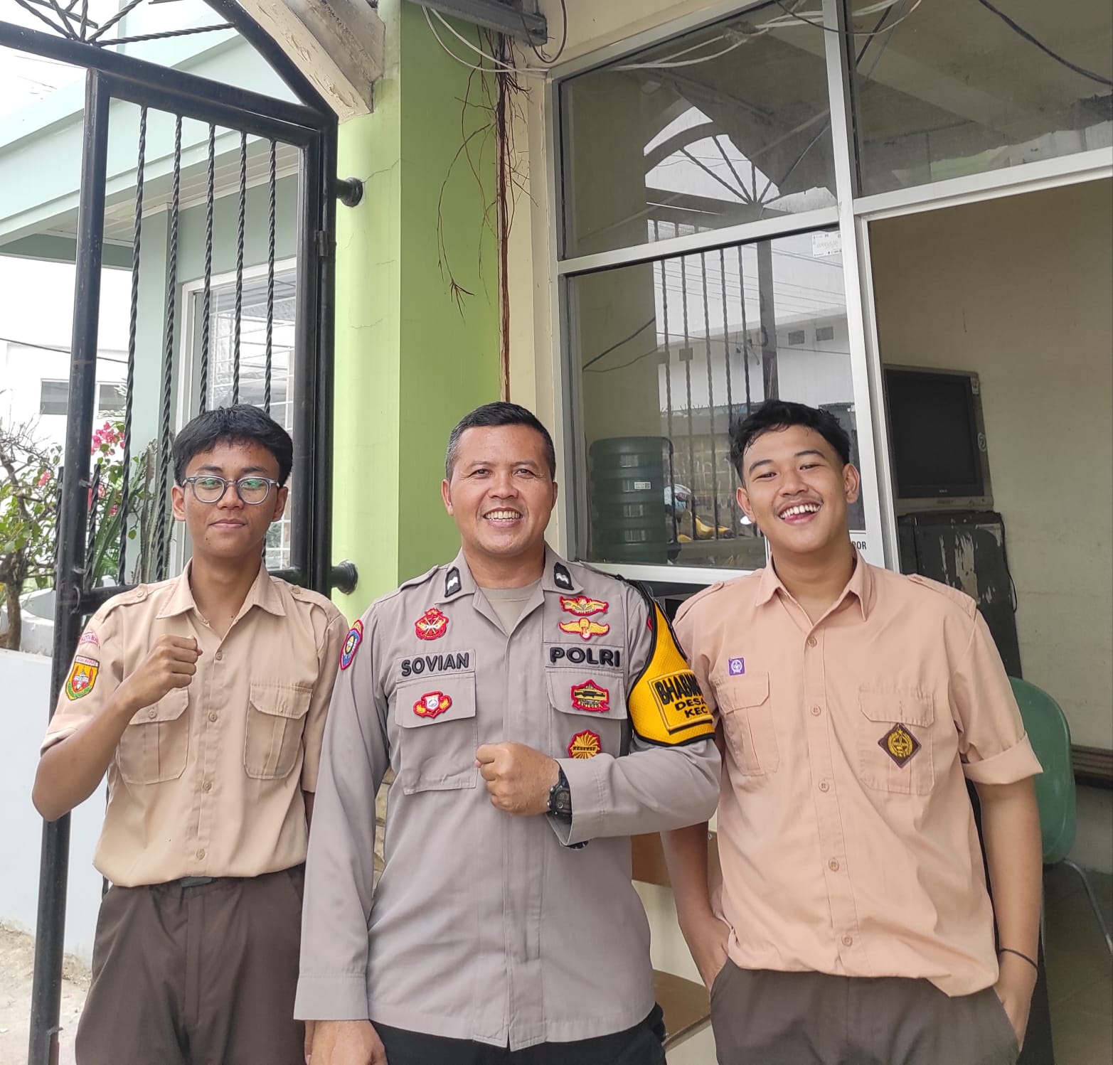 BHABINKAMTIBMAS WILAYAH HUKUM POLSEK CWI POLRES BOGOR GIAT COOLING SISTEM KUNJUNGAN KE SEKOLAH SMK ANALIAH BERI PESAN KAMTIBMAS MENJELANG LIBURAN SEKOLAH