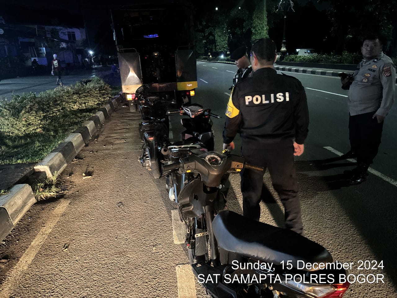 SAT SAMAPTA POLRES BOGOR TERTITBKAN BALAP LIAR YANG ADA DI JALAN ALTERNATIF SENTUL DINI HARI