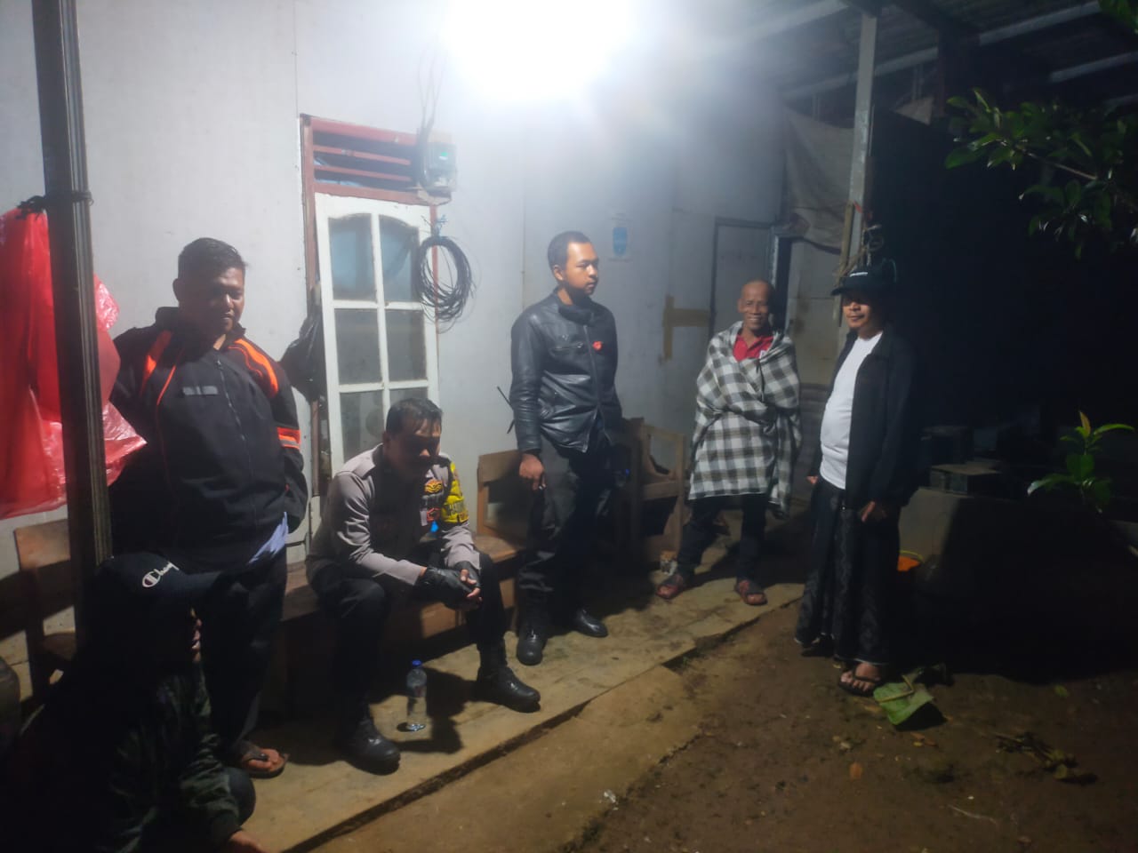 BHABINKAMTIBMAS EILAYAH HUKUM POLSEK MEGAMENDUNG GIAT COOLING SISTEM DIALOG ANTISIPASI KEJAHATAN LAKUKAN PATROLI DAN AJAK WARGA JAGA KAMTBMAS DIAKHIR PEKAN