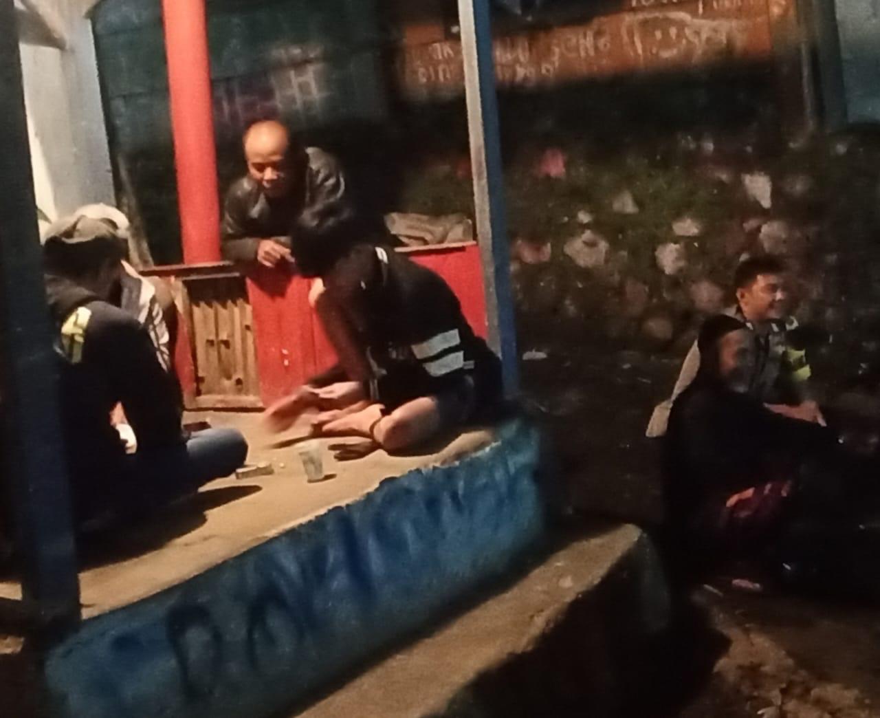 Bhabinkamtibmas Wilayah Hukum Polsek CSR Polres Bogor Giat COOLING Sistem Kontrol Siskamling Warga Sampaikan Himbauan Dan Ajak Jaga Kamtibmas
