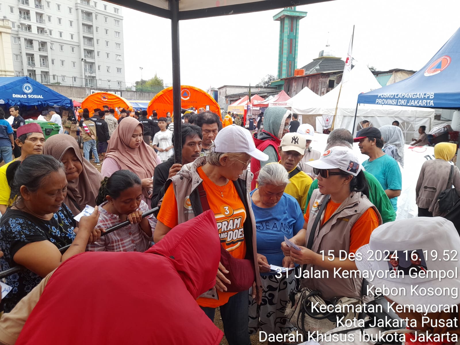 Peduli Korban Kebakaran Kemayoran Jakarta, Sejumlah Relawan Melakukan Kegiatan Bakti Sosial, Salah Satunya Laskar Jakarta Menyala, (LJM).