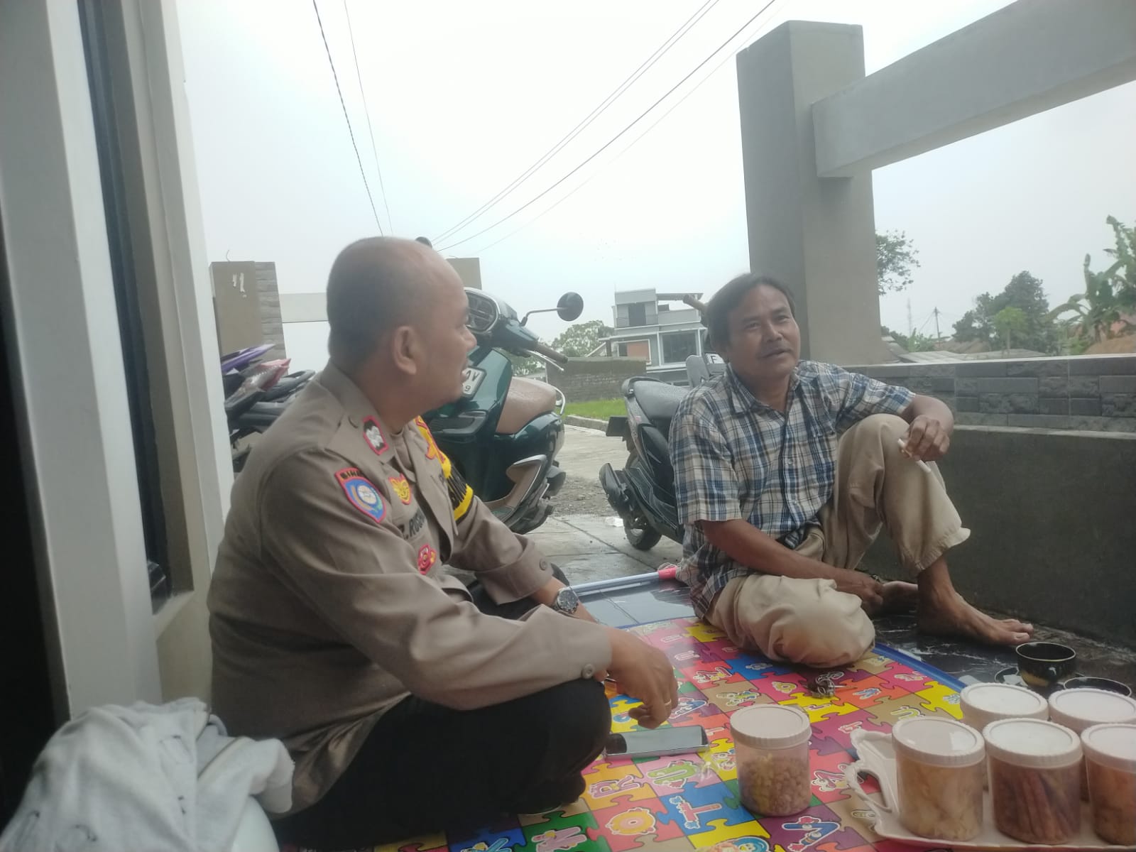 BHABINKAMTIBMAS WILAYAH HUKUM POLSEK TAMANSARI GIAT COOLING SISTEM DIALOG ANTISIPASI KEJAHATAN LAKUKAN PATROLI DAN AJAK WARGA JAGA KAMTBMAS DIAKHIR PEKAN