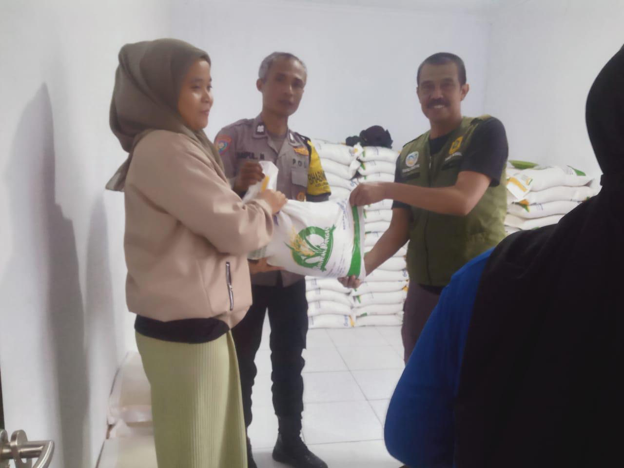 Bhabinkamtibmas Wilayah Hukum Polsek CSR (Cisarua) Polres Bogor Giat COOLING Sistem Monitoring Pembagian Beras BAPENAS RI kepada Warga Dan Sampaikan Pesan Kamtibmas