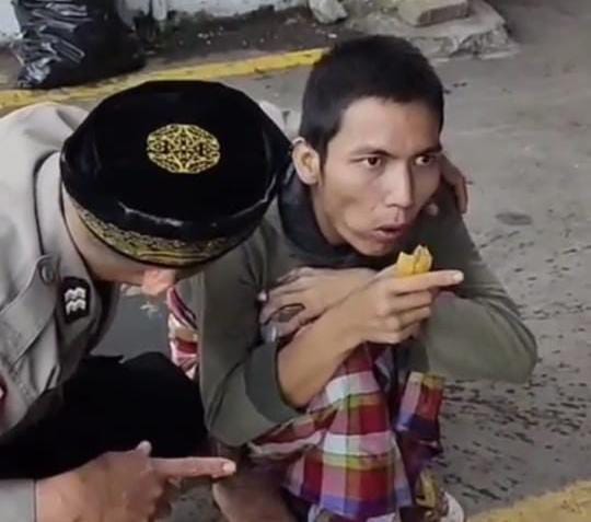 BABHINKAMTIBMAS WILAYAH HUKUM POLSEK CITEUREUP DESA SUKAHATI GIAT COOLING SISTEM MELAKUKAN PEDULI KEMANUSIAAN