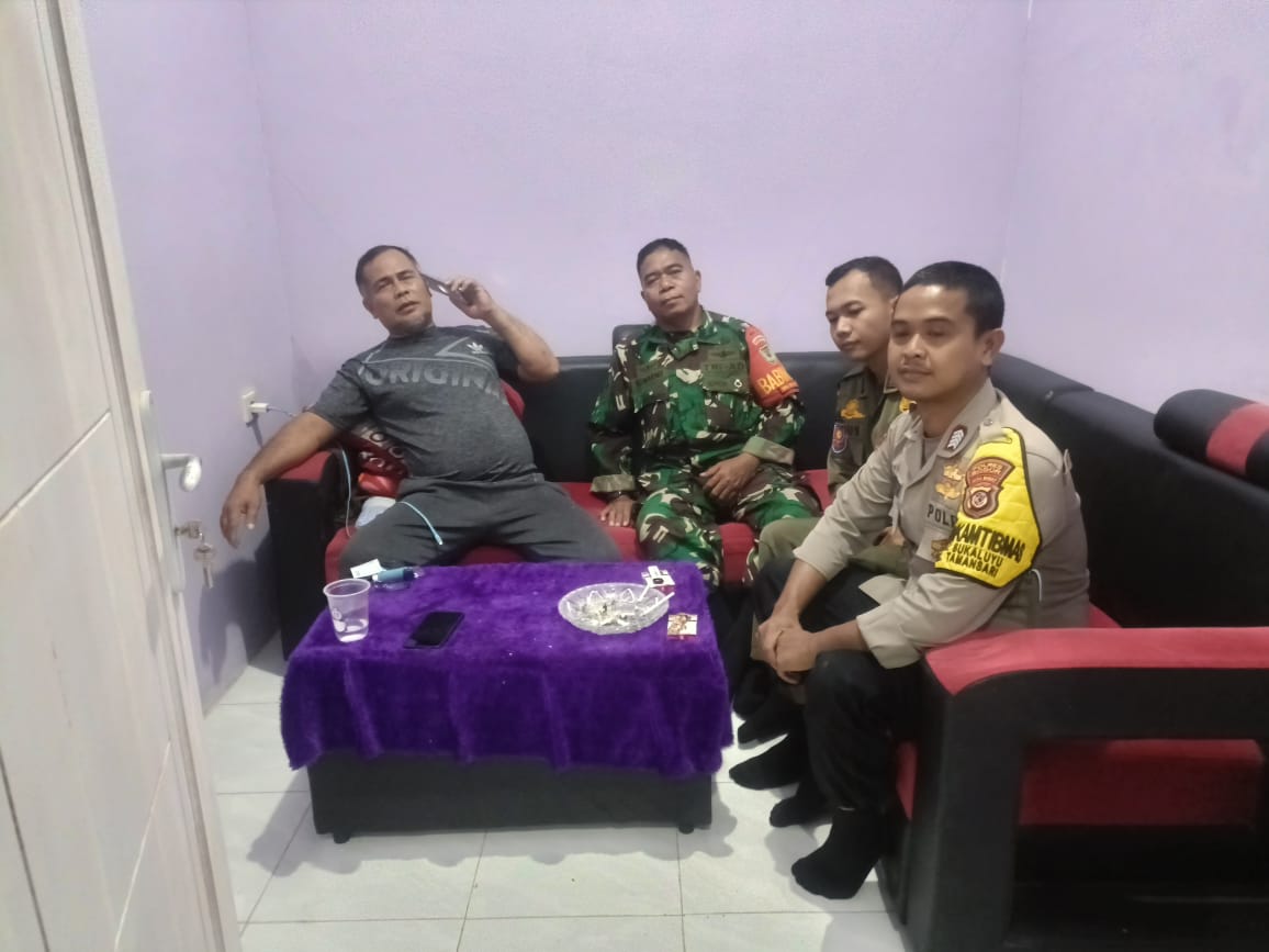 SINERGITAS TNI POLRI WILAYAH HUKUM POLSEK TAMANSARI DESA SUKALAYU GIAT COOLING SISTEM SAMBANG TOKOH MASYARAKAT BERI PESAN DAN AJAK JAGA KAMTIBMAS